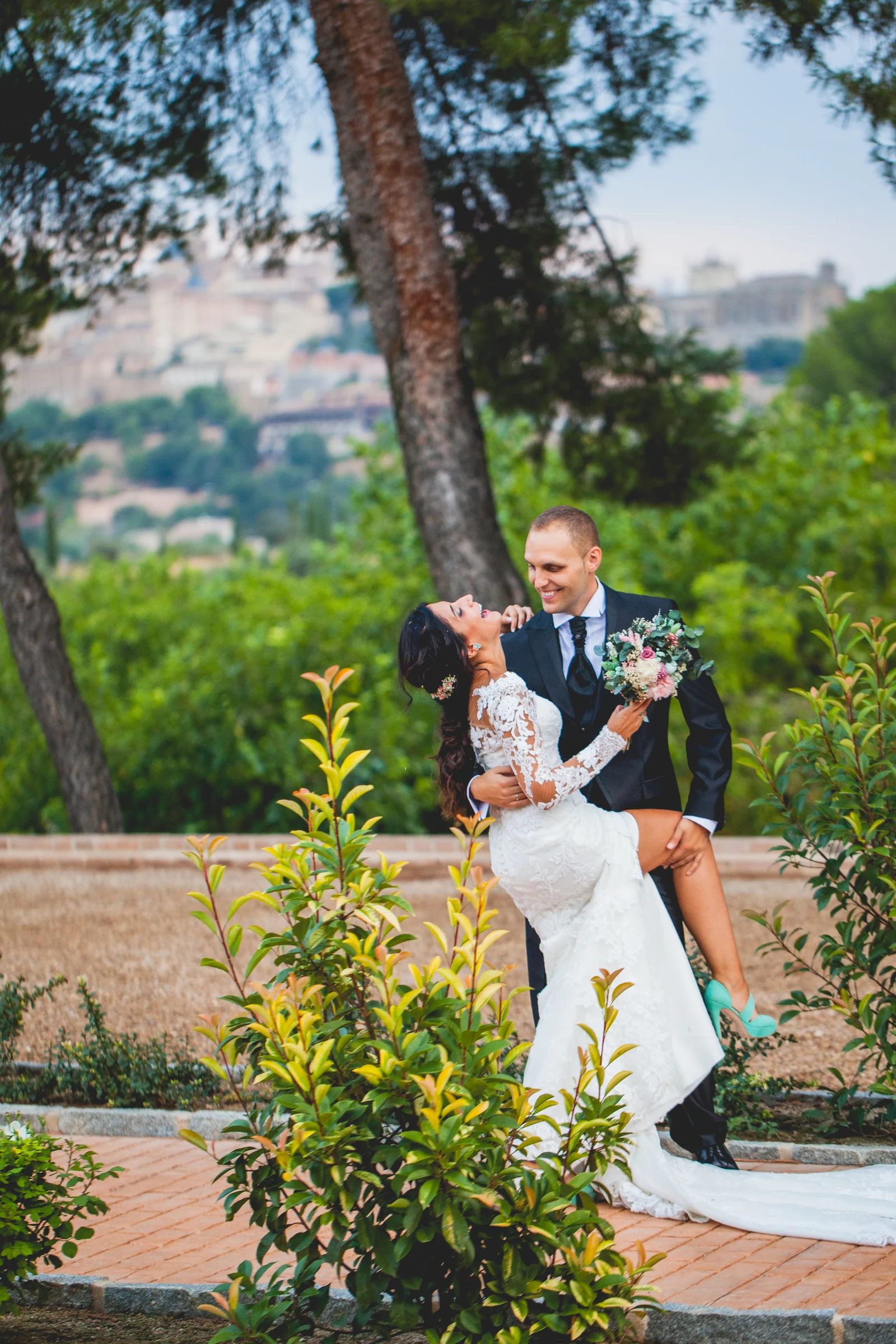 Novios en los jardines del Cigarral del Ángel Custodio con Toledo al fondo.