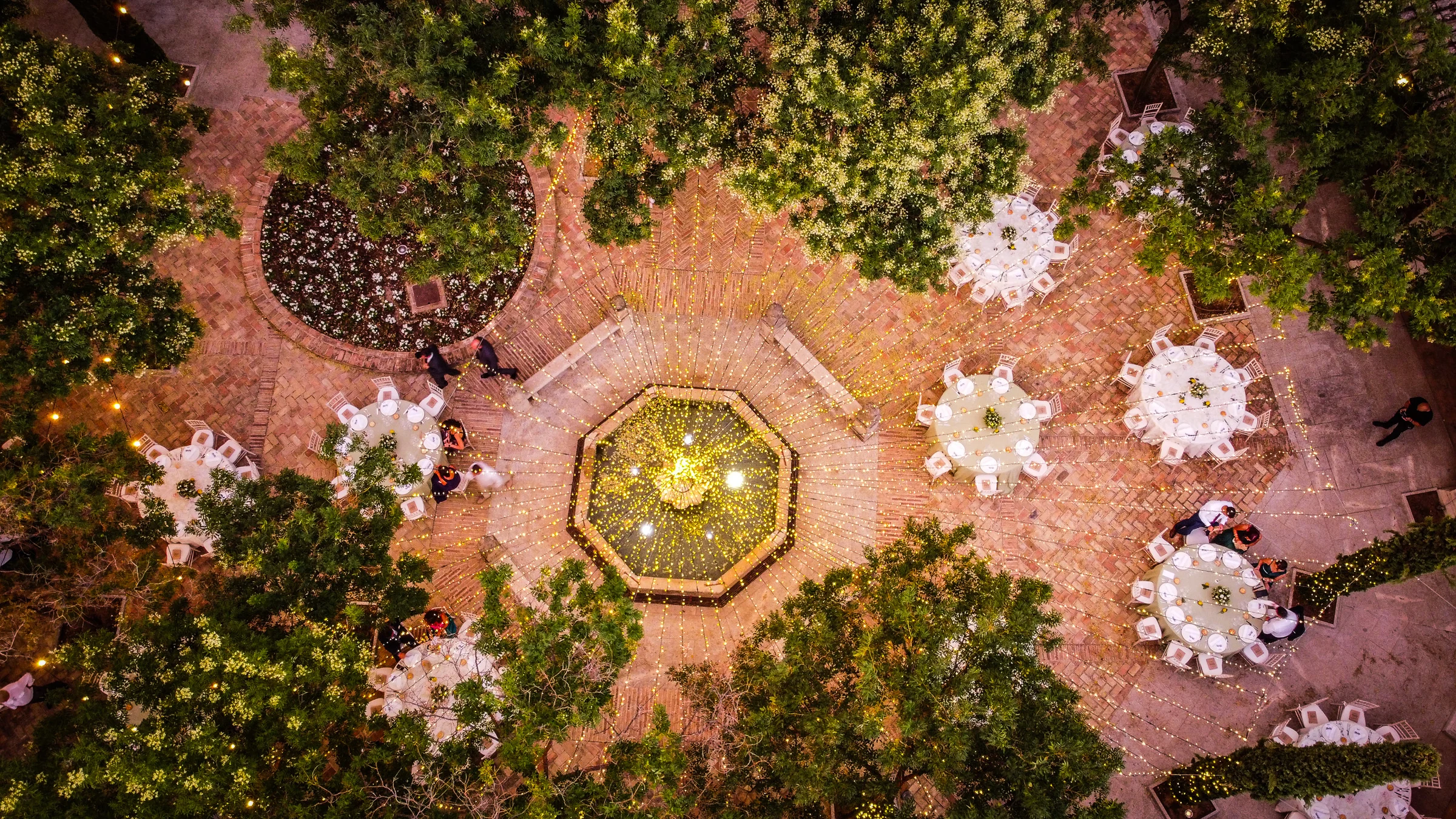 Vista cenital de los jardines y mesas preparadas para una celebración en el Cigarral del Ángel Custodio.