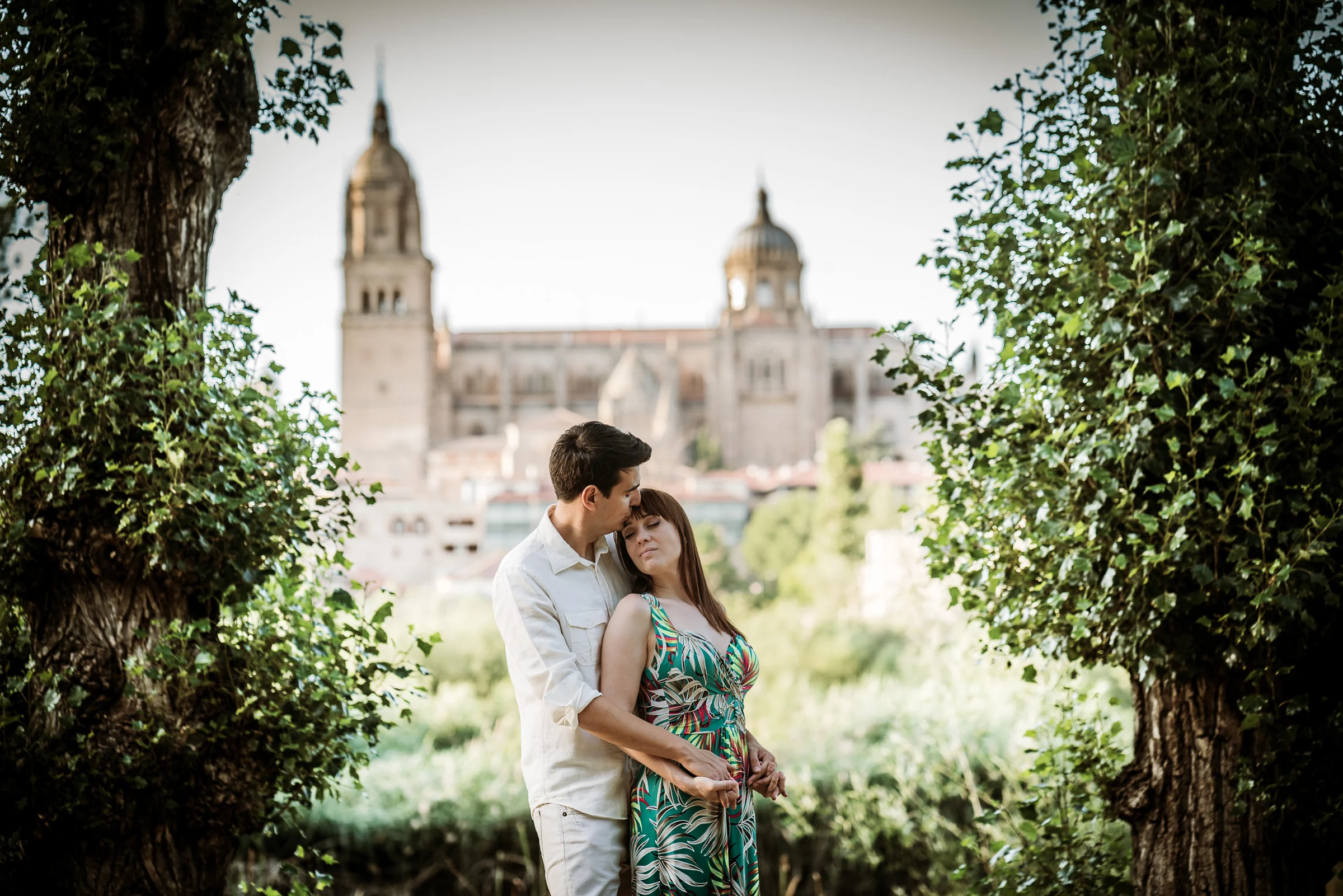 David y Noelia se abrazan con las catedrales de Salamanca al fondo en la última parte de su preboda.