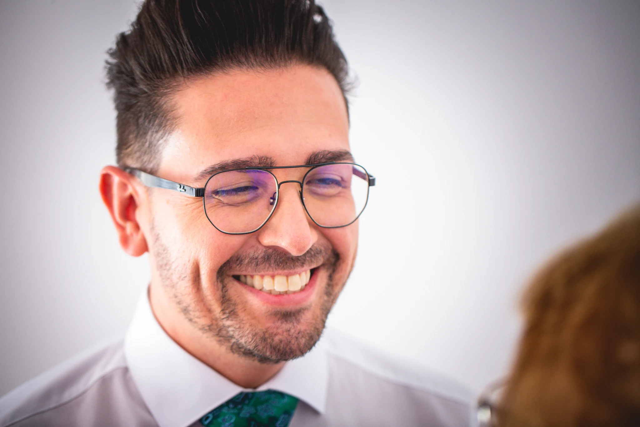 Primer plano del novio sonriendo durante los preparativos de la boda.