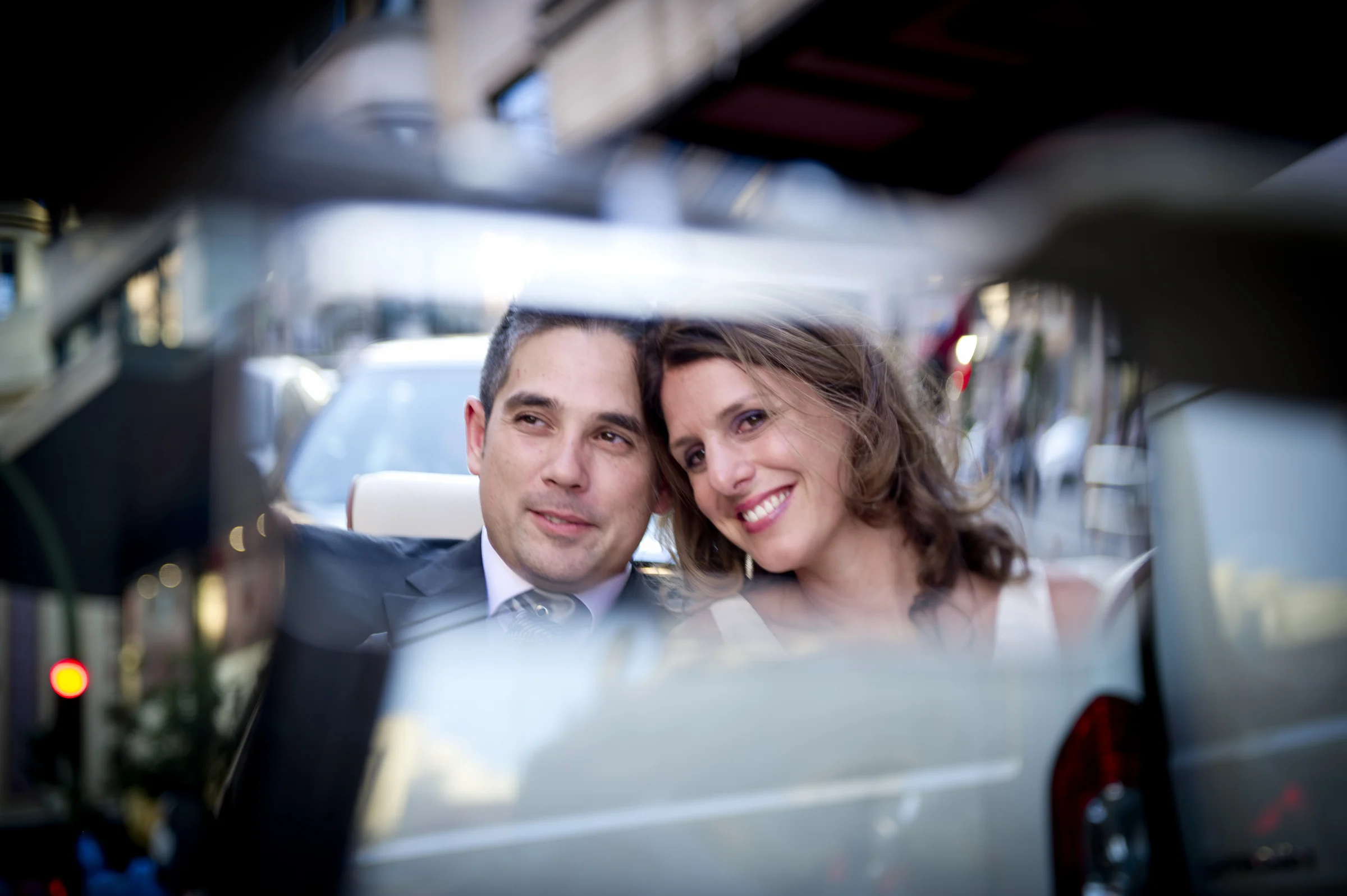 Una pareja de novios aparece unida en un reflejo y encuadre del Hurtan durante un trayecto urbano.