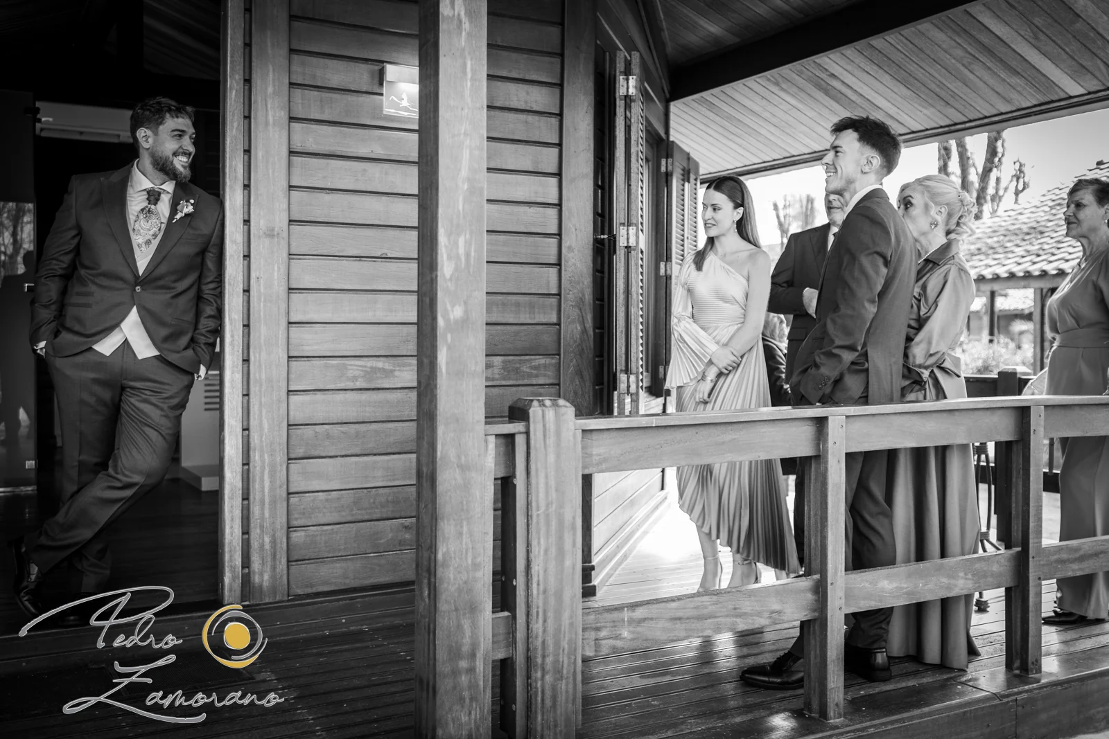 Novio con familiares en una terraza antes de la ceremonia en una boda en Complejo La Cigüeña