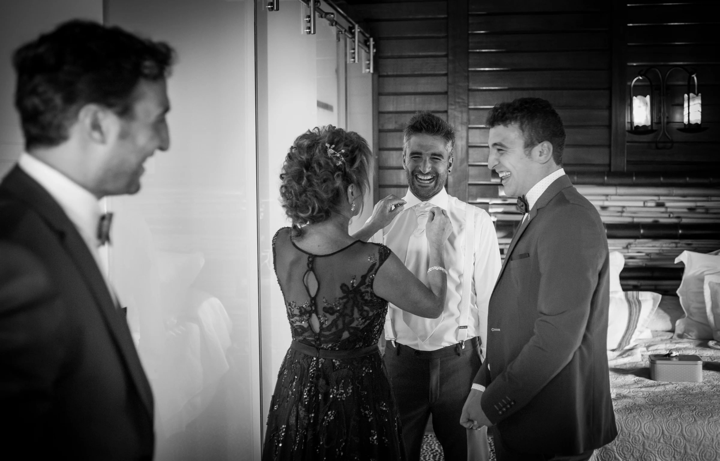 Novio conversando con familiares durante los preparativos en una boda en Complejo La Cigüeña