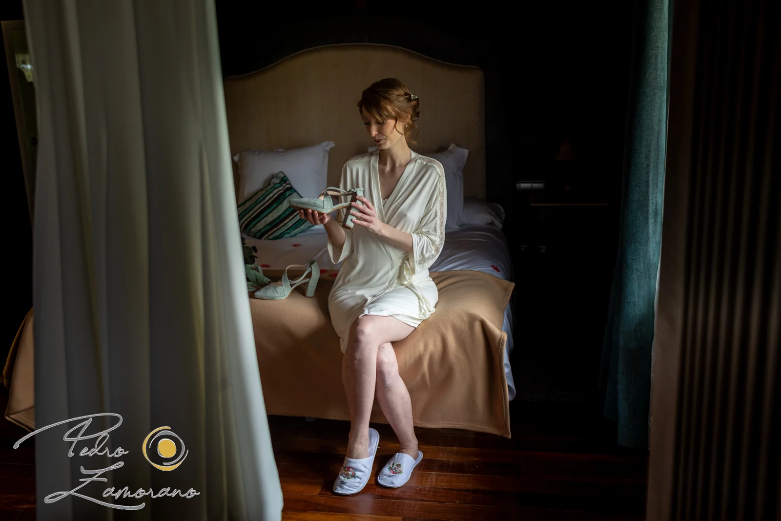 Novia preparándose en la habitación en una boda en Complejo La Cigüeña