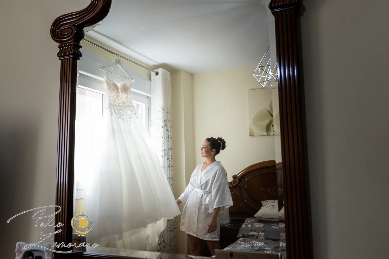 Novia junto al vestido antes de la ceremonia en una boda en Complejo La Cigüeña