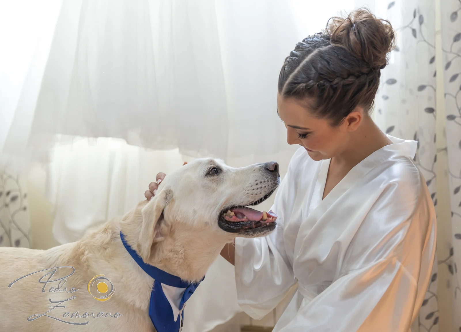 Novia acariciando a su perro durante los preparativos en una boda en Complejo La Cigüeña