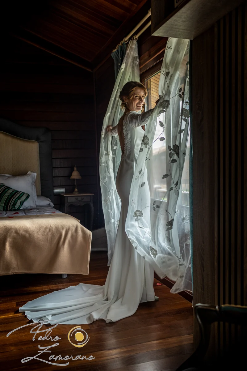 Novia con sus acompañantes en la habitación en una boda en Complejo La Cigüeña