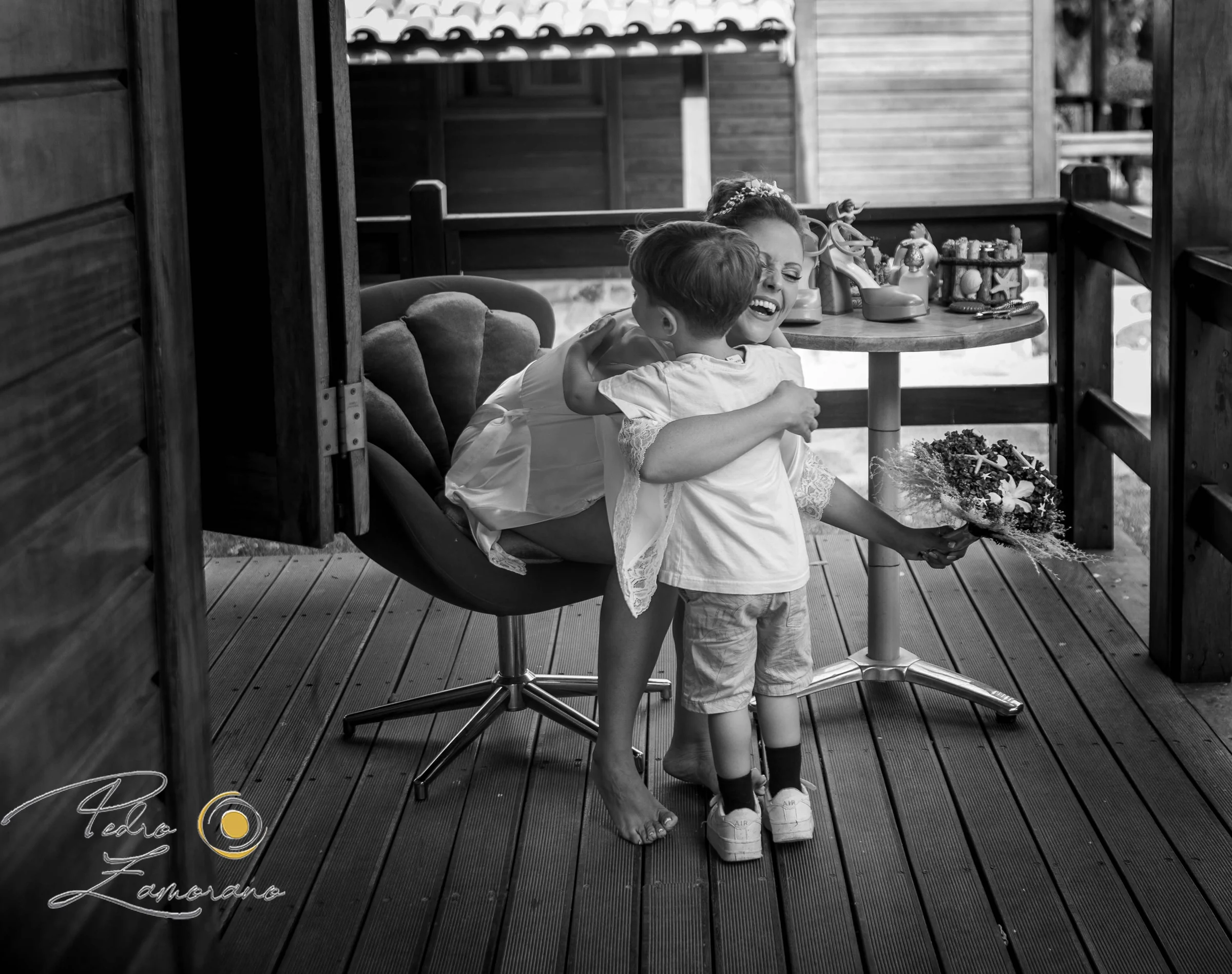 Abrazo de la novia con una niña durante los preparativos en una boda en Complejo La Cigüeña