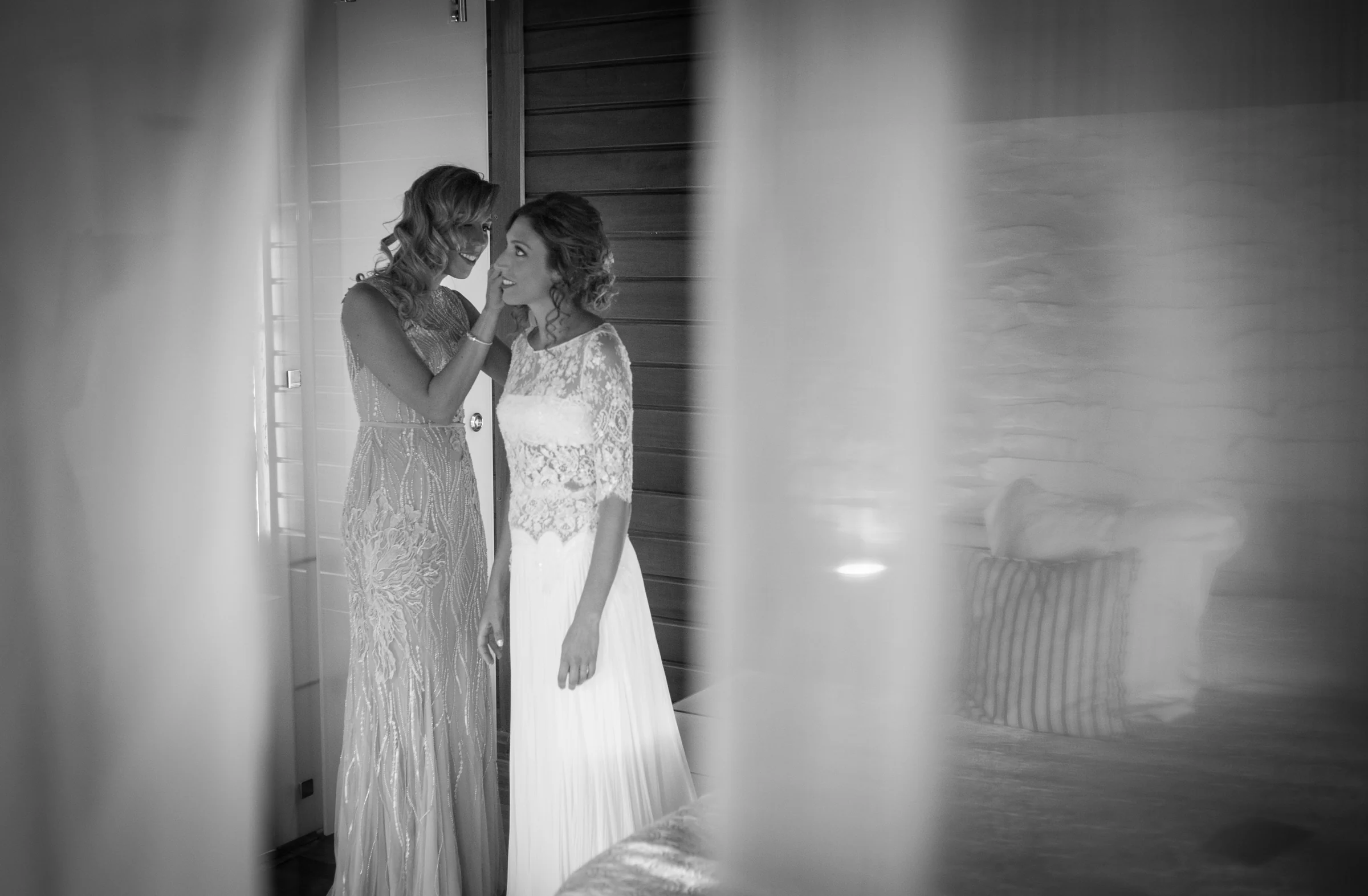 Retrato en blanco y negro de la novia en una boda en Complejo La Cigüeña