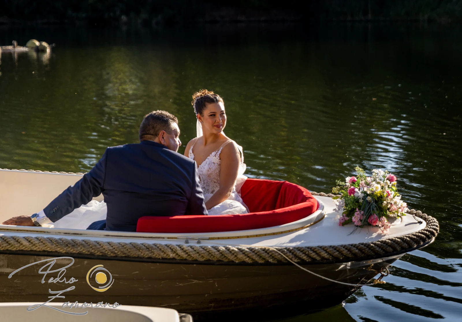 Novios navegando en barca por el lago en una boda en Complejo La Cigüeña