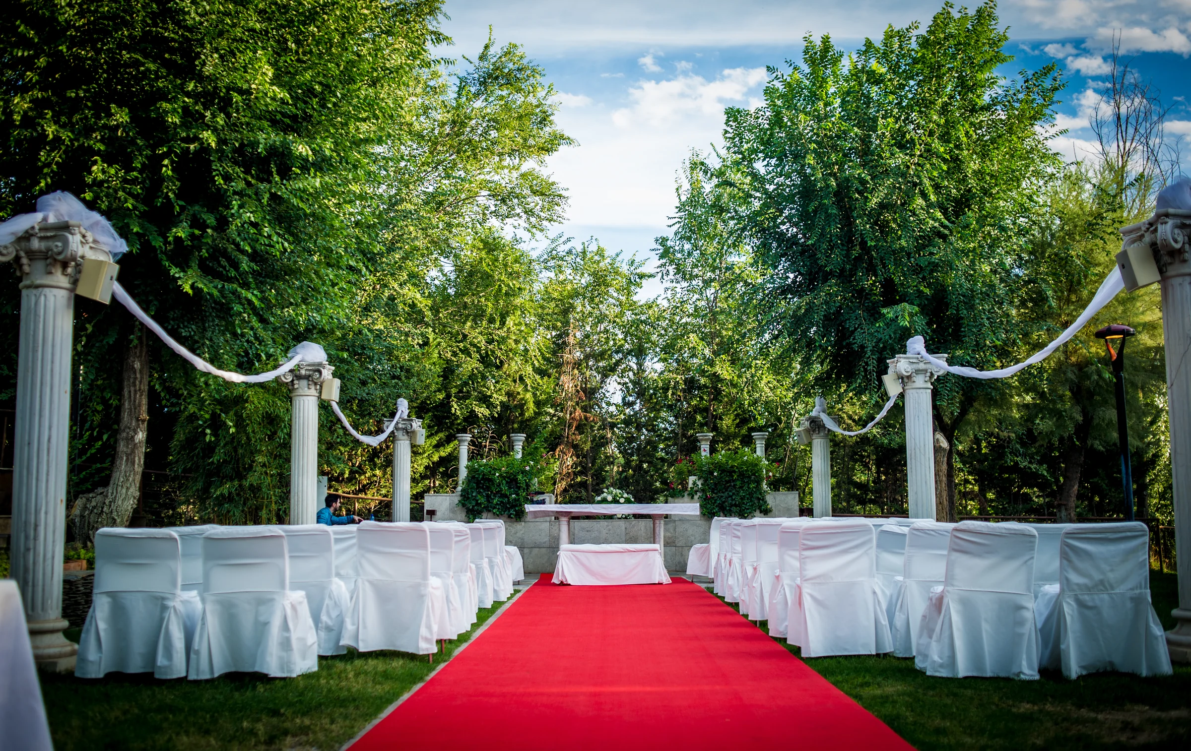 Montaje de ceremonia exterior con alfombra roja en una boda en Complejo La Cigüeña