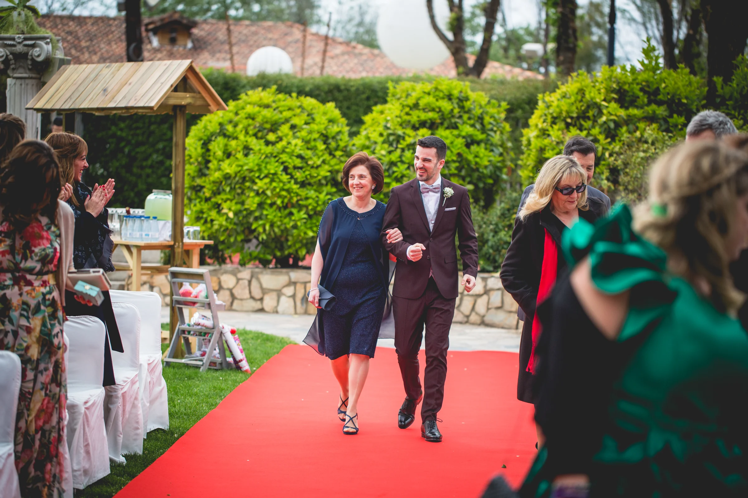 Entrada de familiares a la ceremonia en una boda en Complejo La Cigüeña