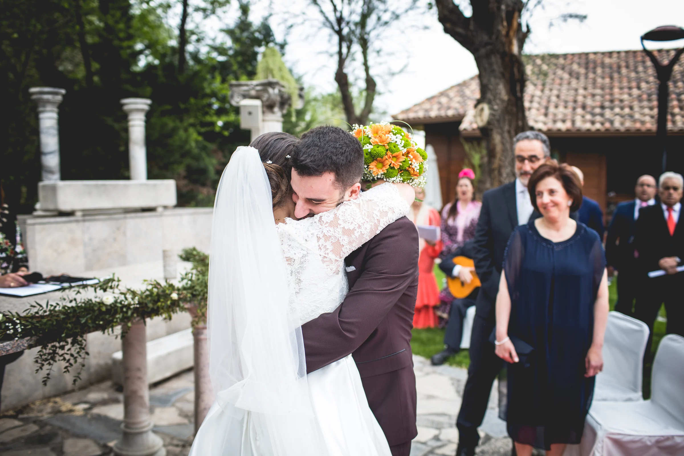 Abrazo del novio a la novia al comenzar la ceremonia en una boda en Complejo La Cigüeña