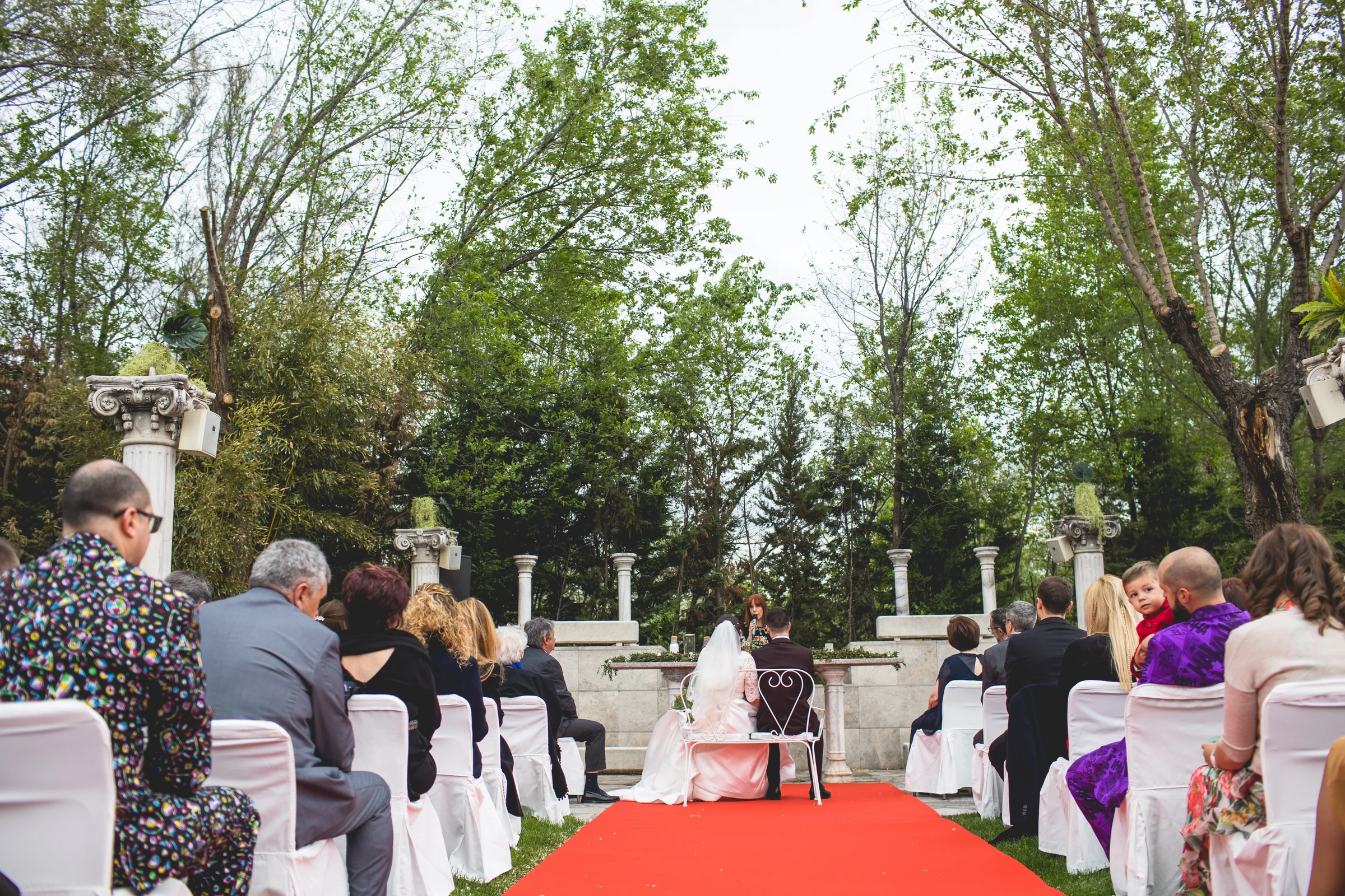 Ceremonia exterior vista desde los invitados en una boda en Complejo La Cigüeña