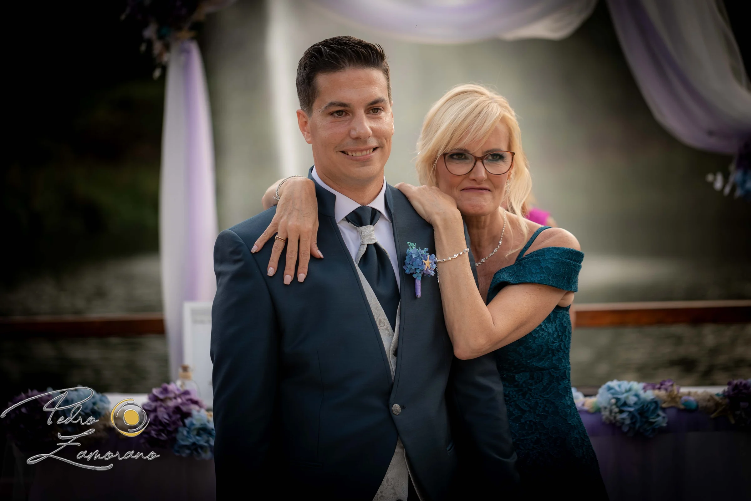 Retrato del novio con una familiar en una boda en Complejo La Cigüeña