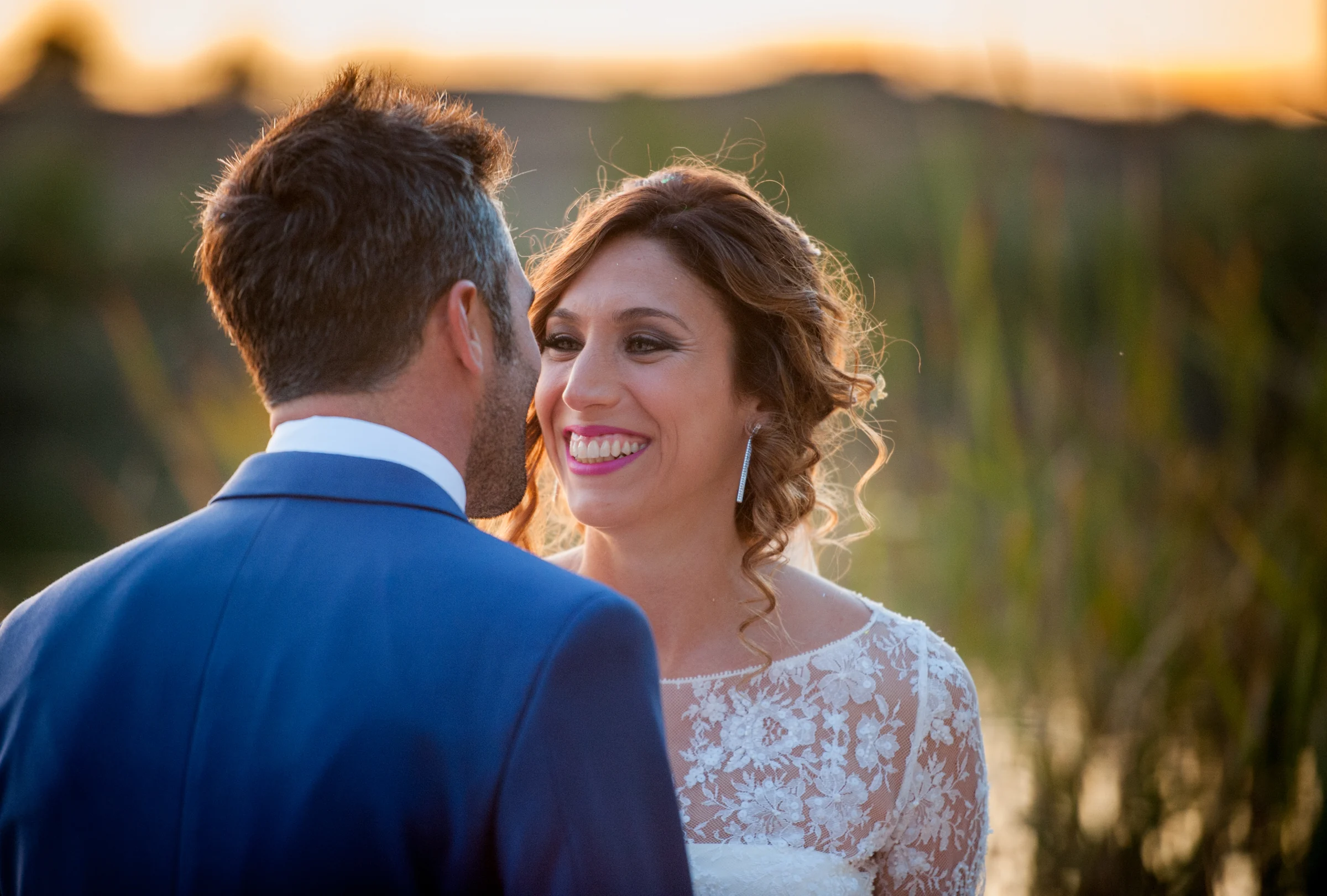 Retrato de la novia con luz cálida en una boda en Complejo La Cigüeña