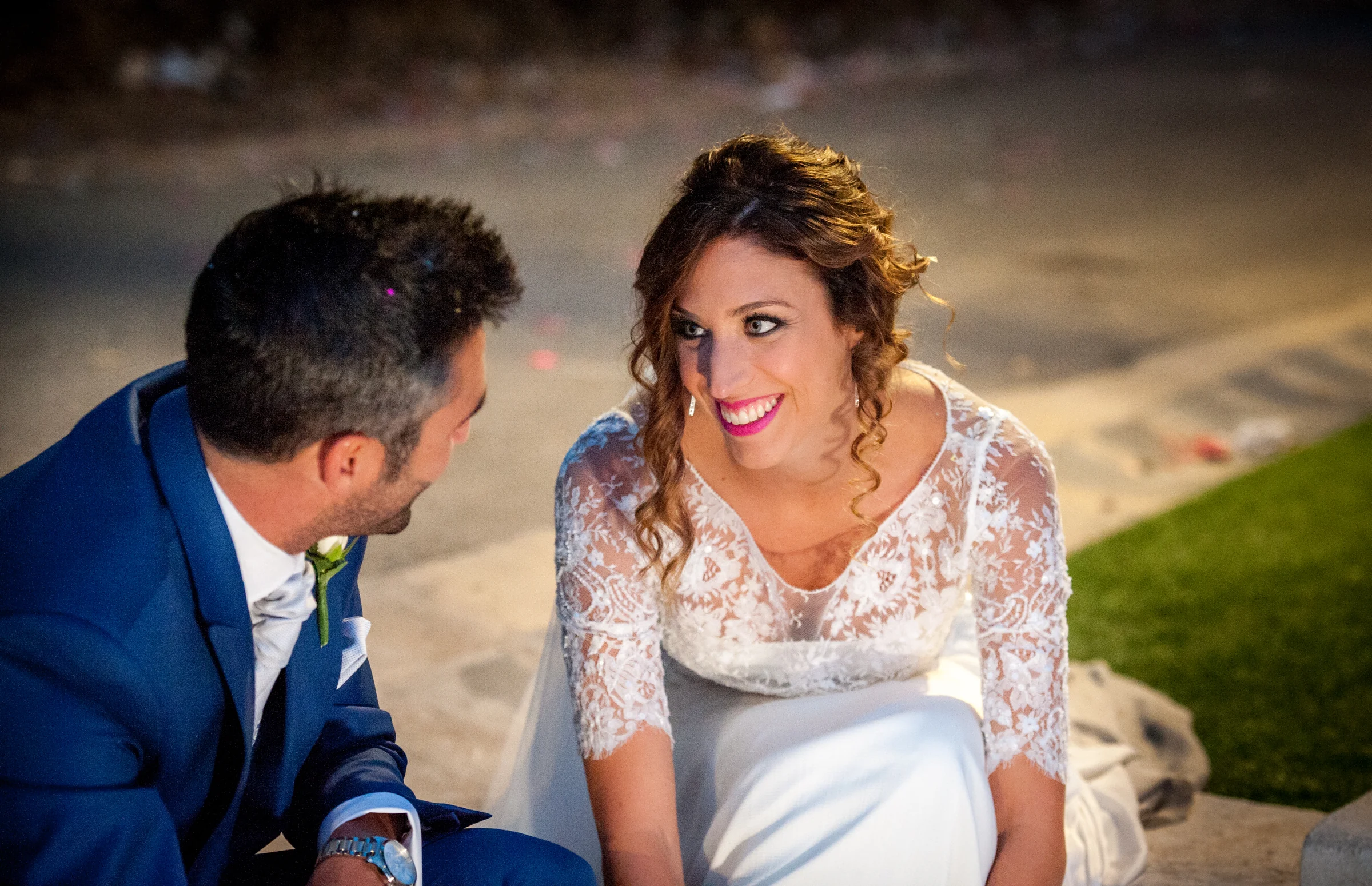 Retrato cercano de la novia junto al novio en una boda en Complejo La Cigüeña