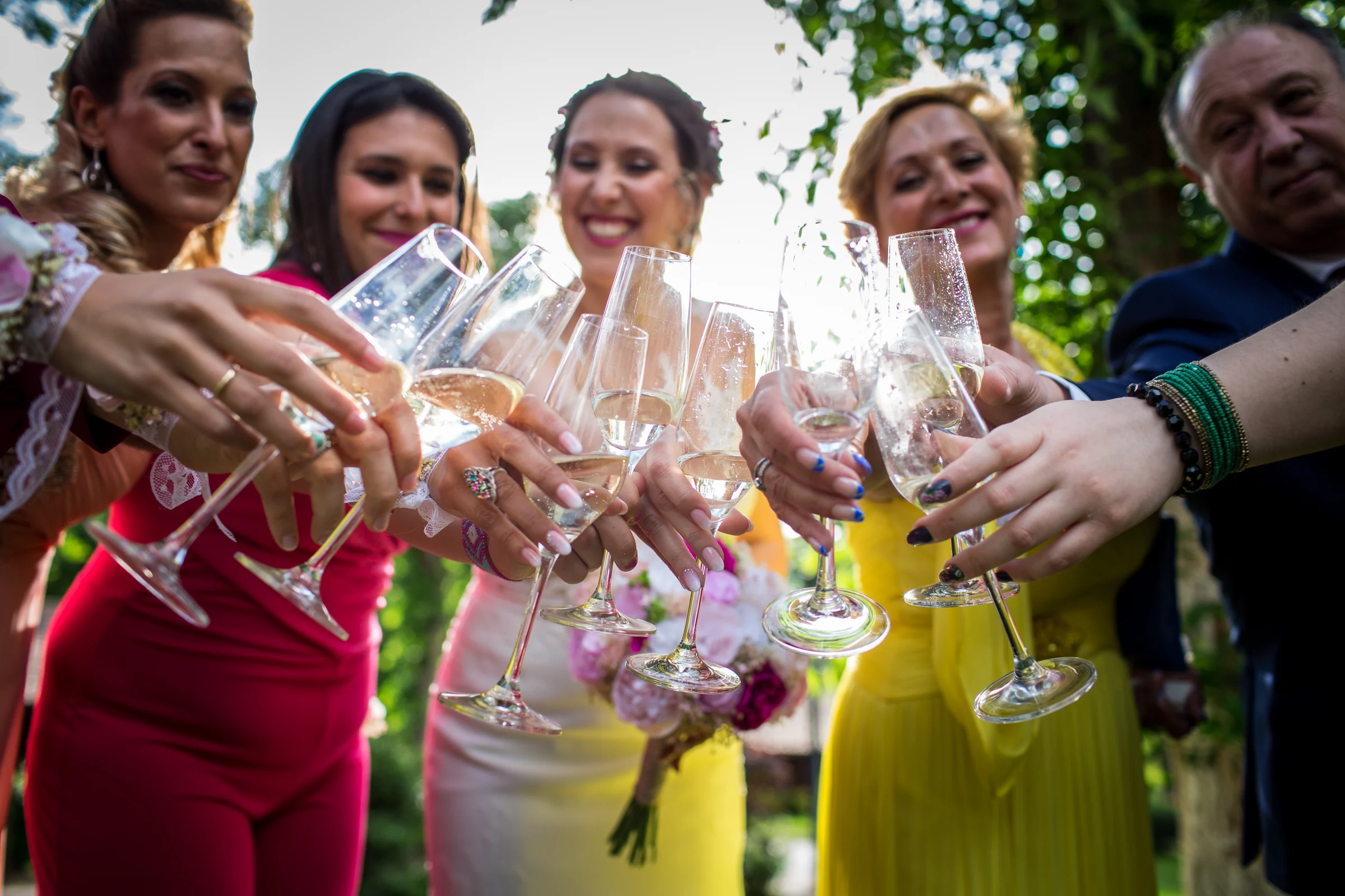 Brindis de las invitadas durante la celebración en una boda en Complejo La Cigüeña