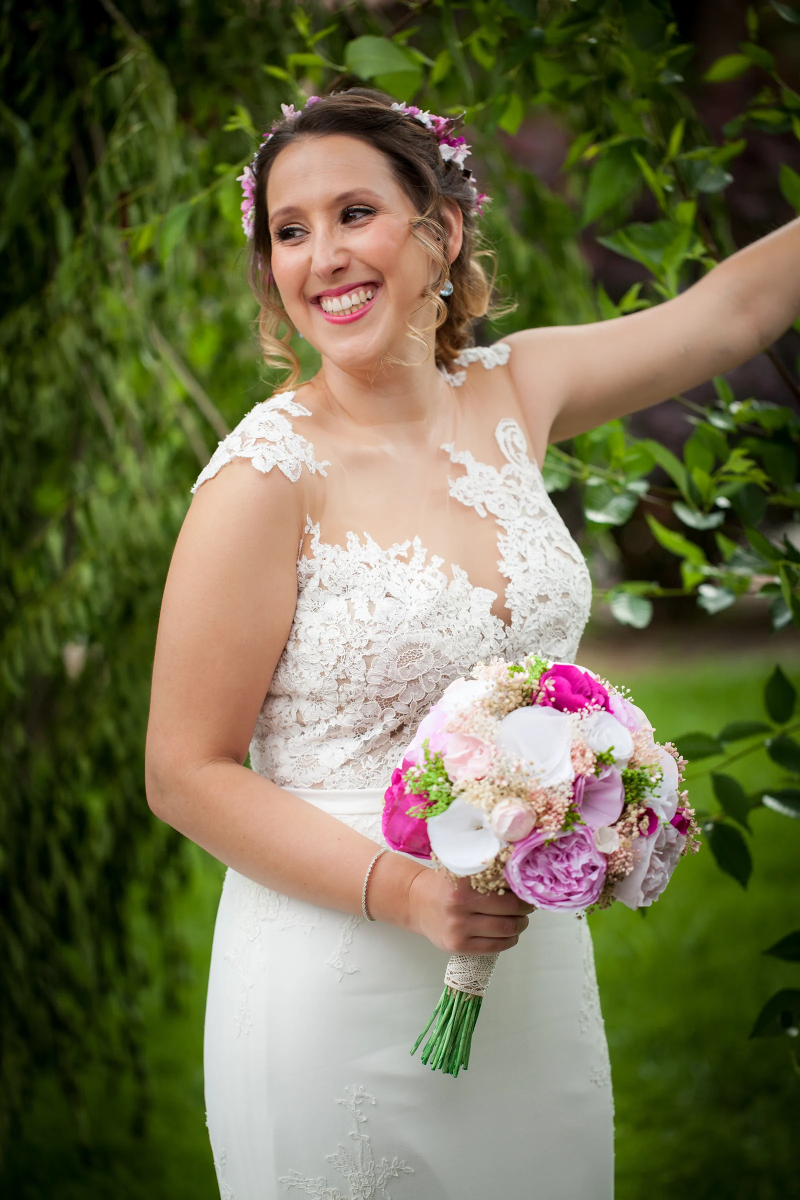 Retrato de la novia con ramo en una boda en Complejo La Cigüeña