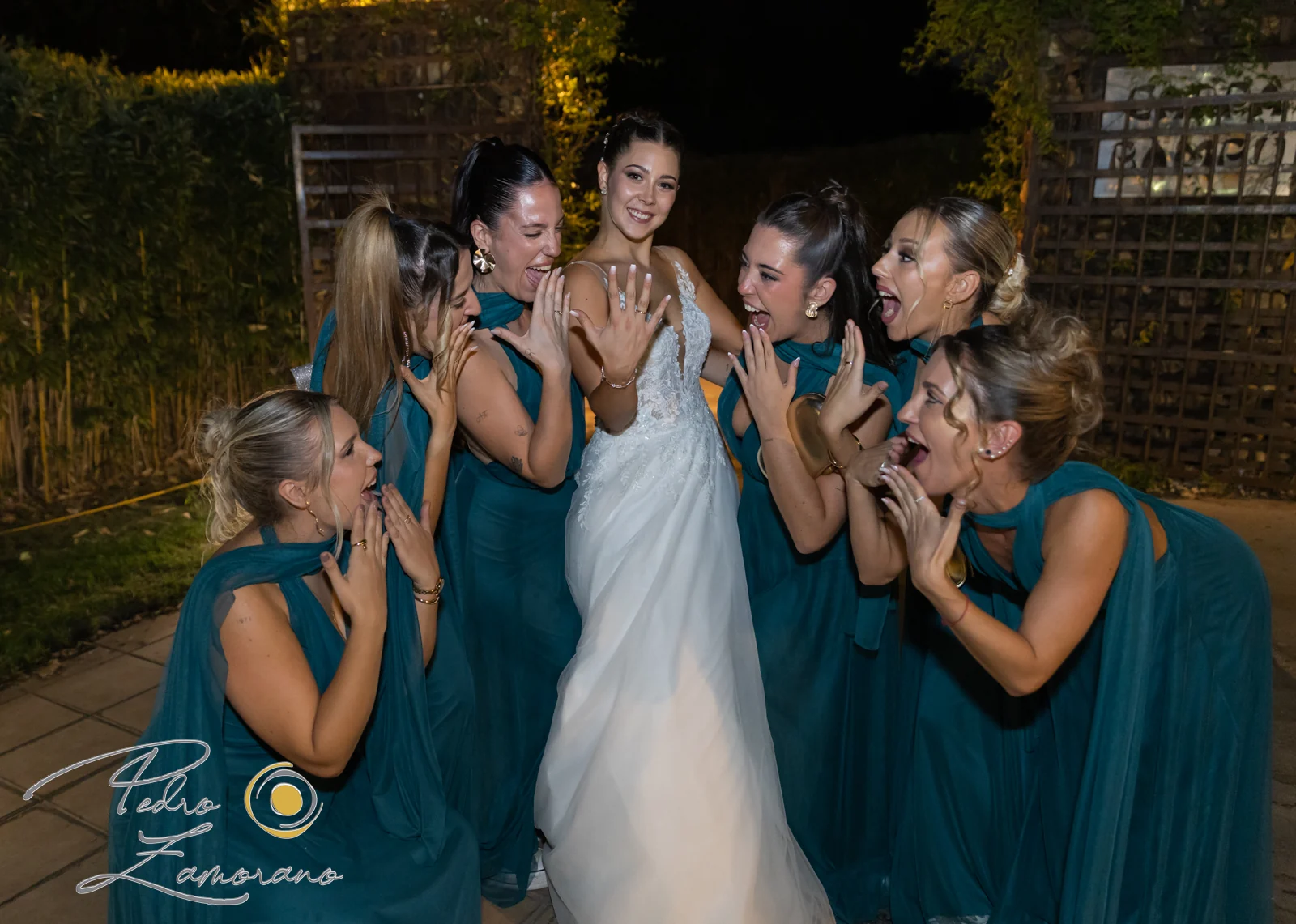 Novia con amigas en ambiente nocturno en una boda en Complejo La Cigüeña