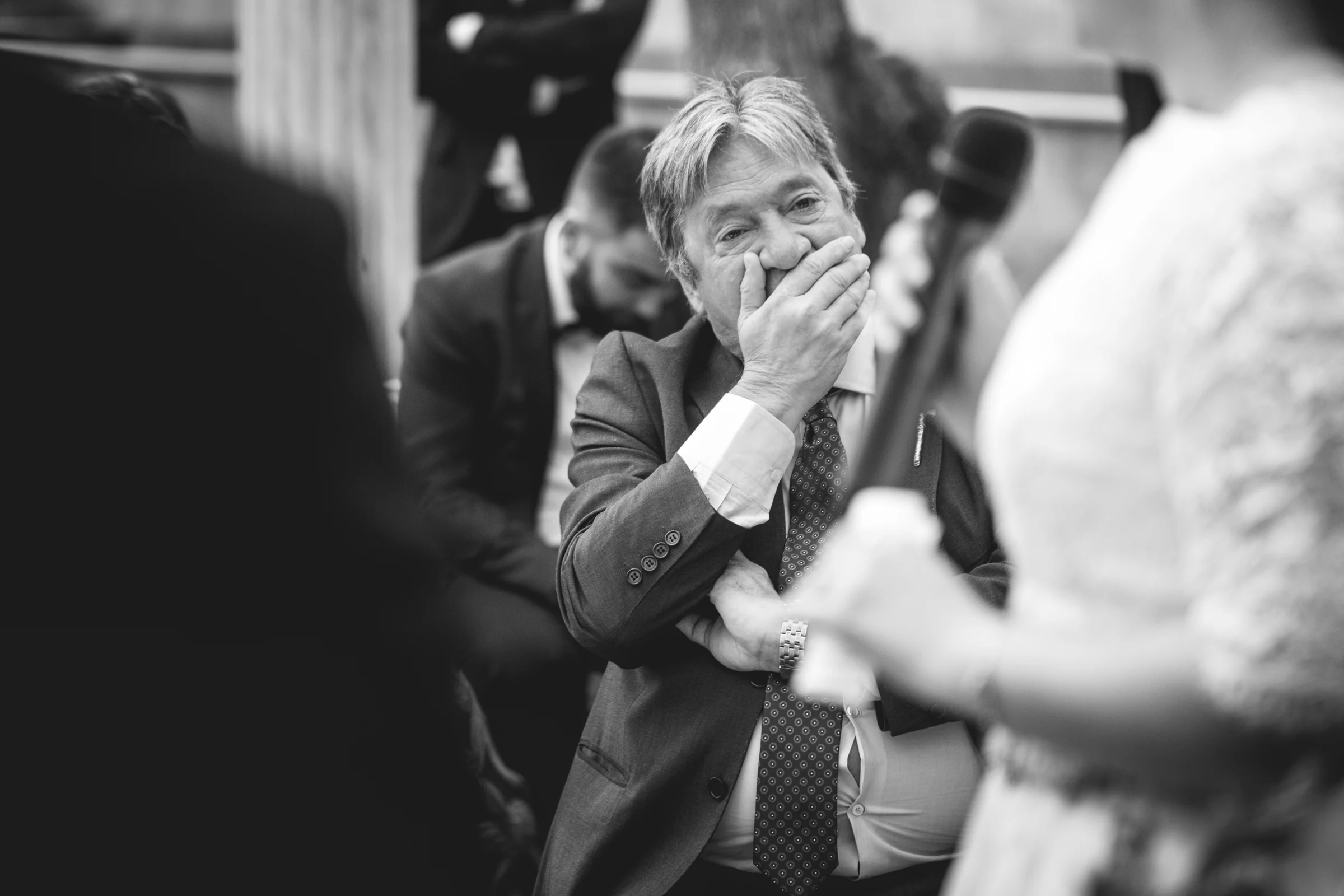 Invitado emocionado durante la ceremonia en una boda en Complejo La Cigüeña