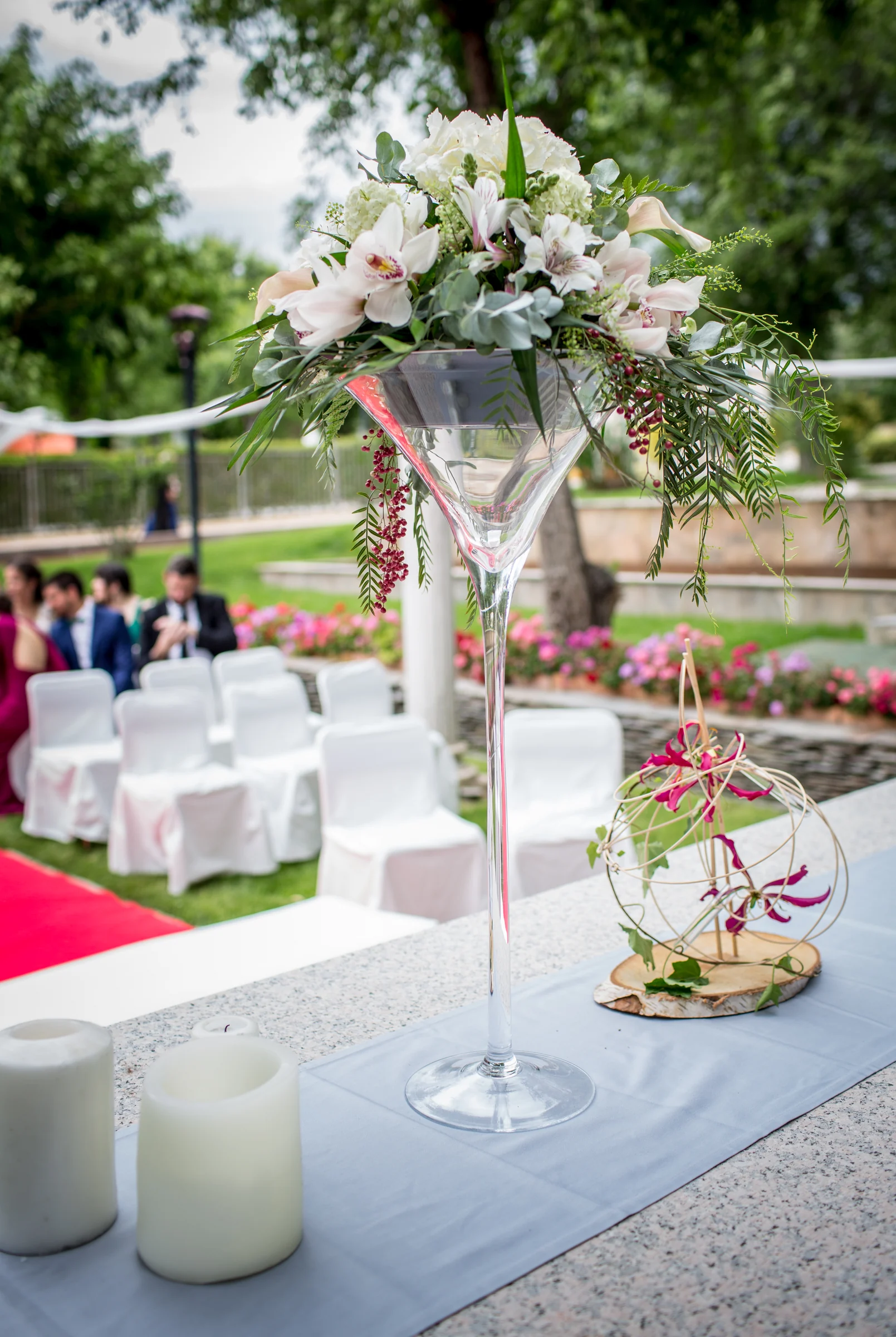 Detalle del montaje de ceremonia exterior en una boda en Complejo La Cigüeña