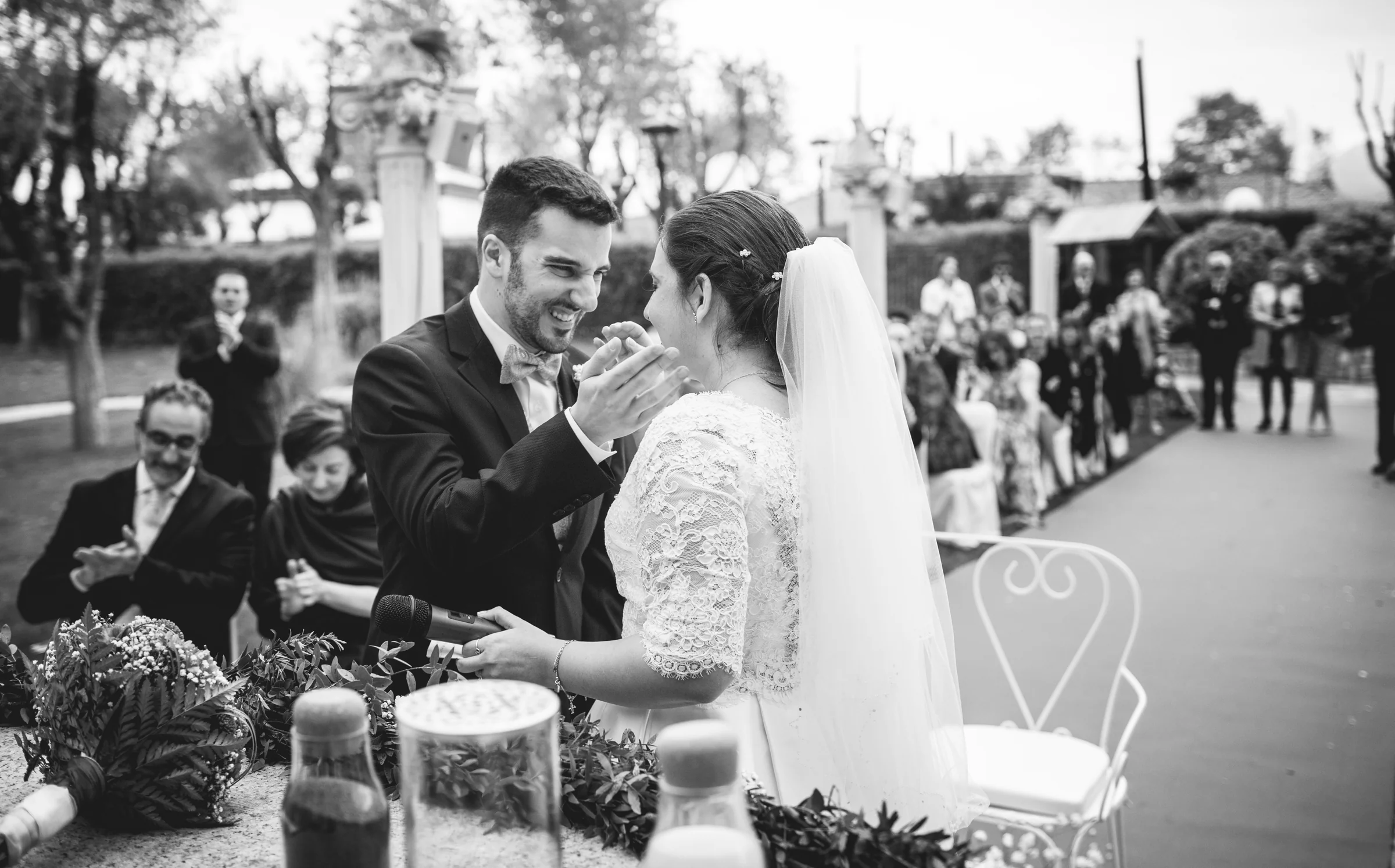 Firma de los novios durante la ceremonia en blanco y negro en una boda en Complejo La Cigüeña