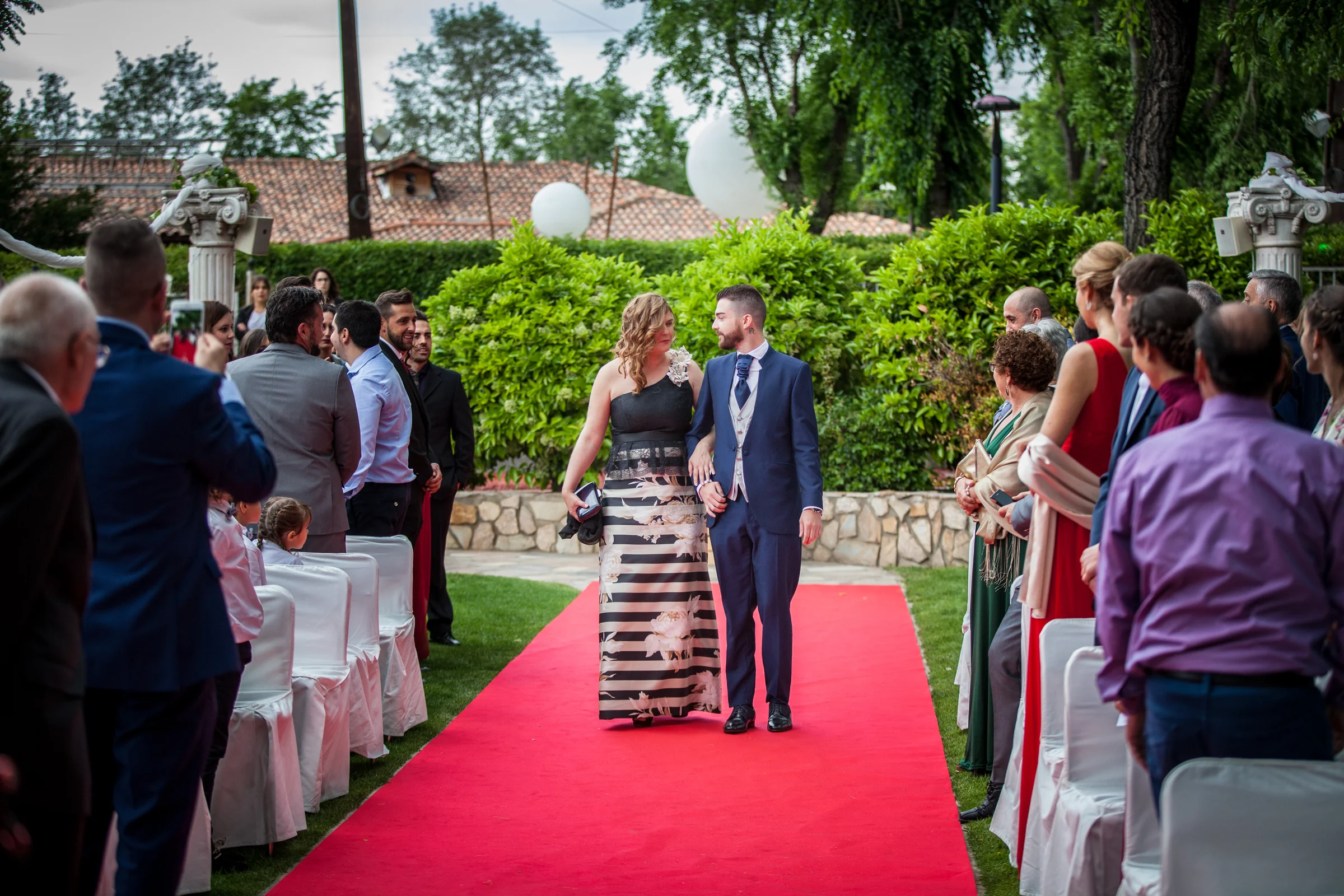 Entrada del novio acompañado a la ceremonia en una boda en Complejo La Cigüeña