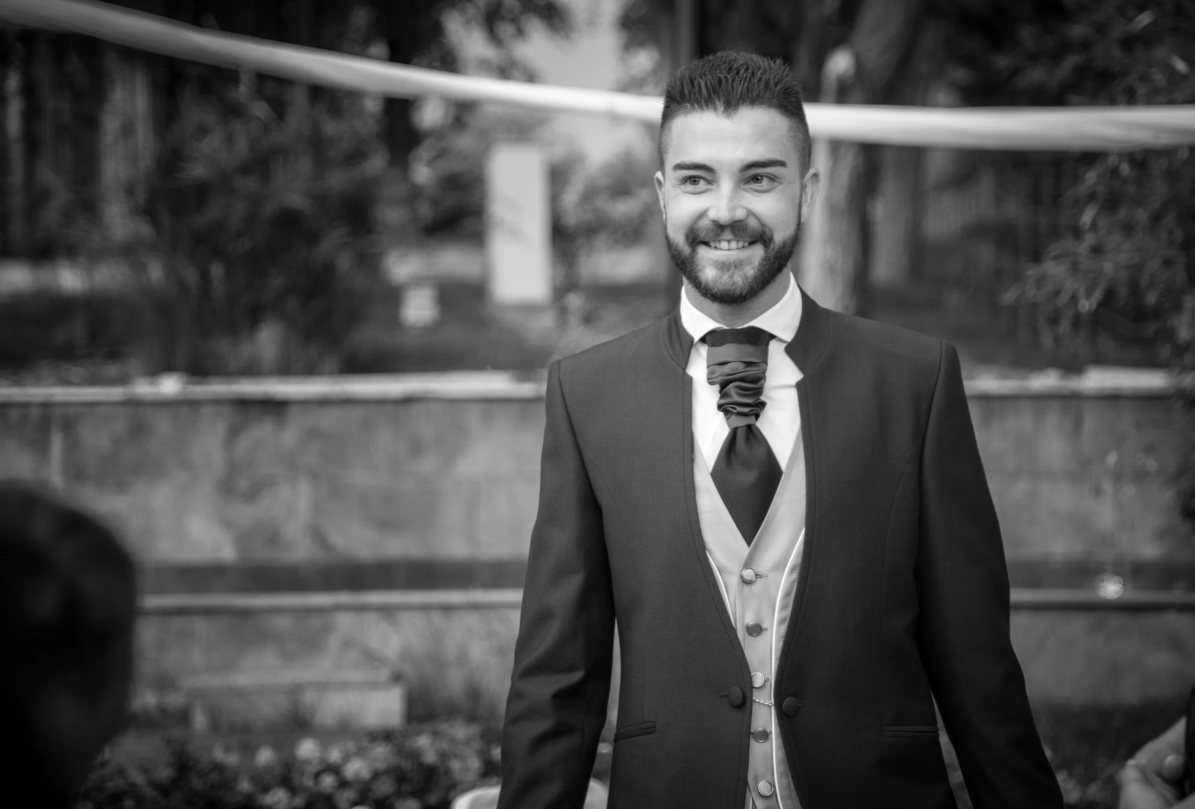 Retrato del novio antes de la ceremonia en una boda en Complejo La Cigüeña