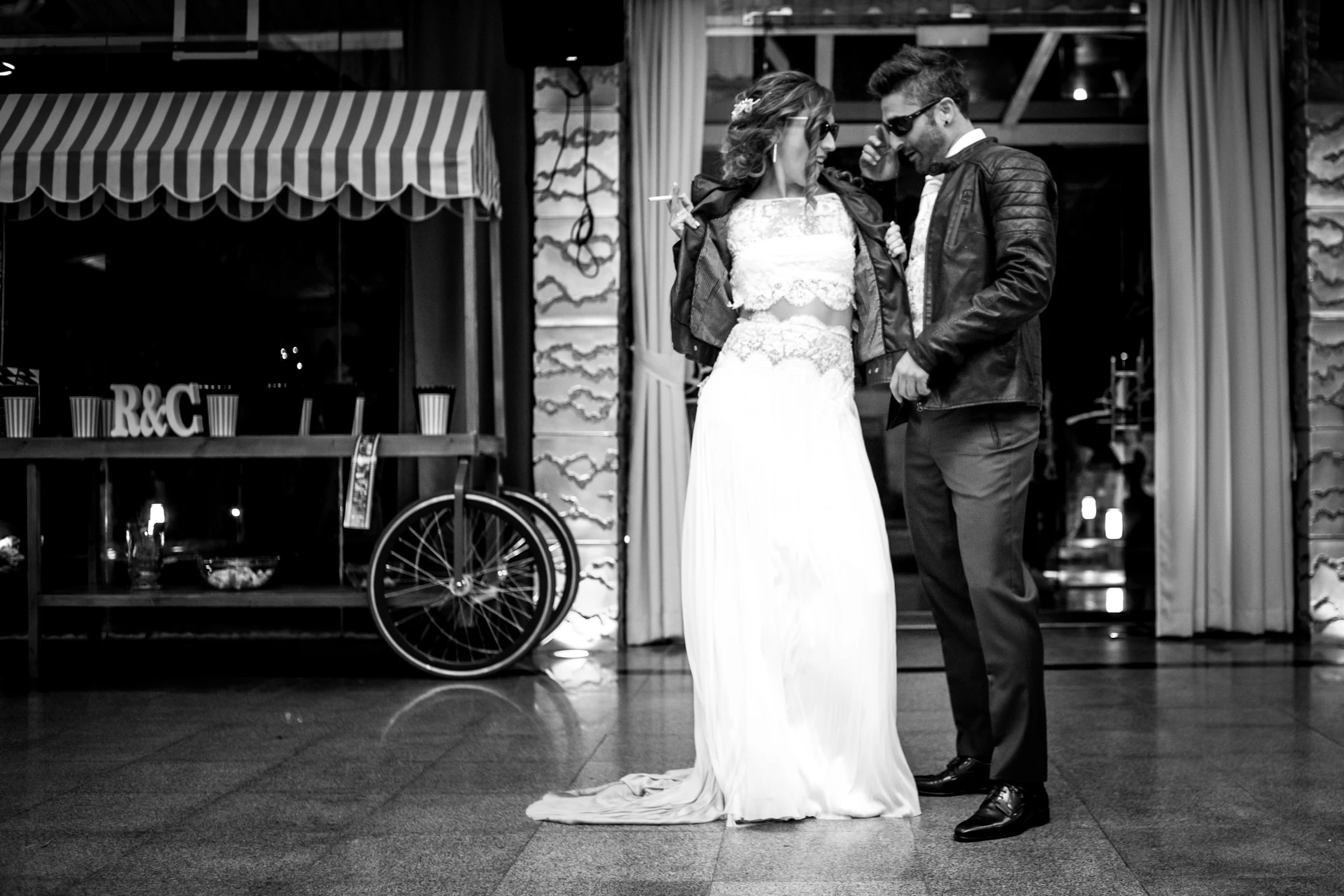 Novios posando junto a un elemento decorativo de la finca en una boda en Complejo La Cigüeña