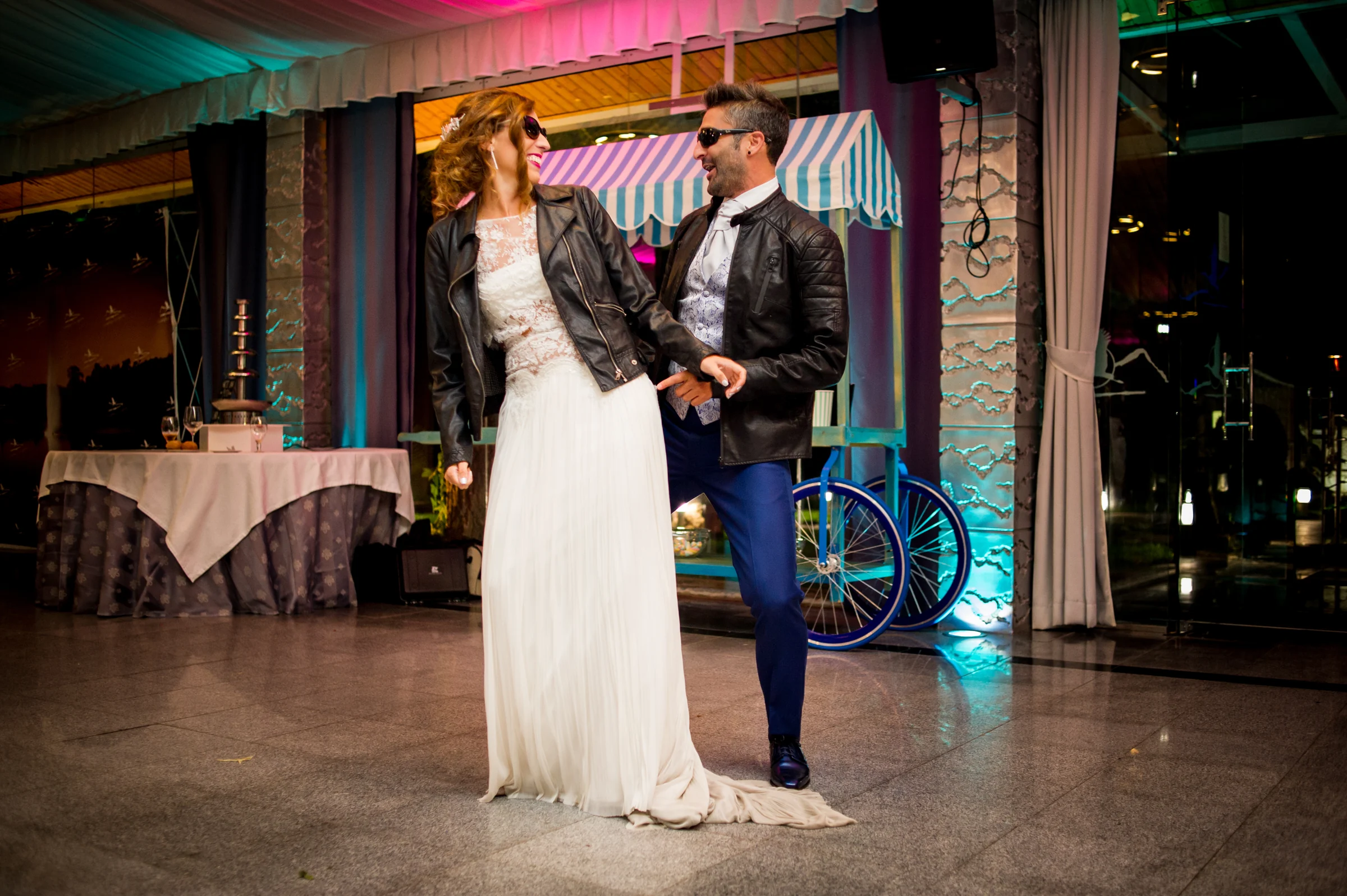 Novios durante el baile en el salón en una boda en Complejo La Cigüeña