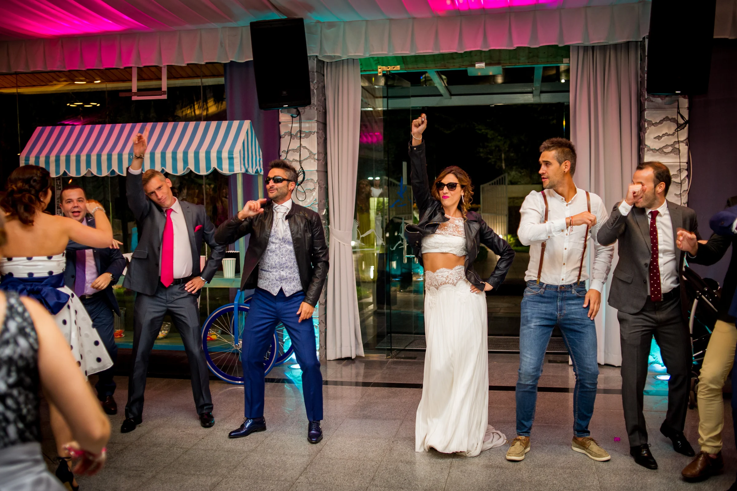 Baile y animación durante la fiesta en una boda en Complejo La Cigüeña