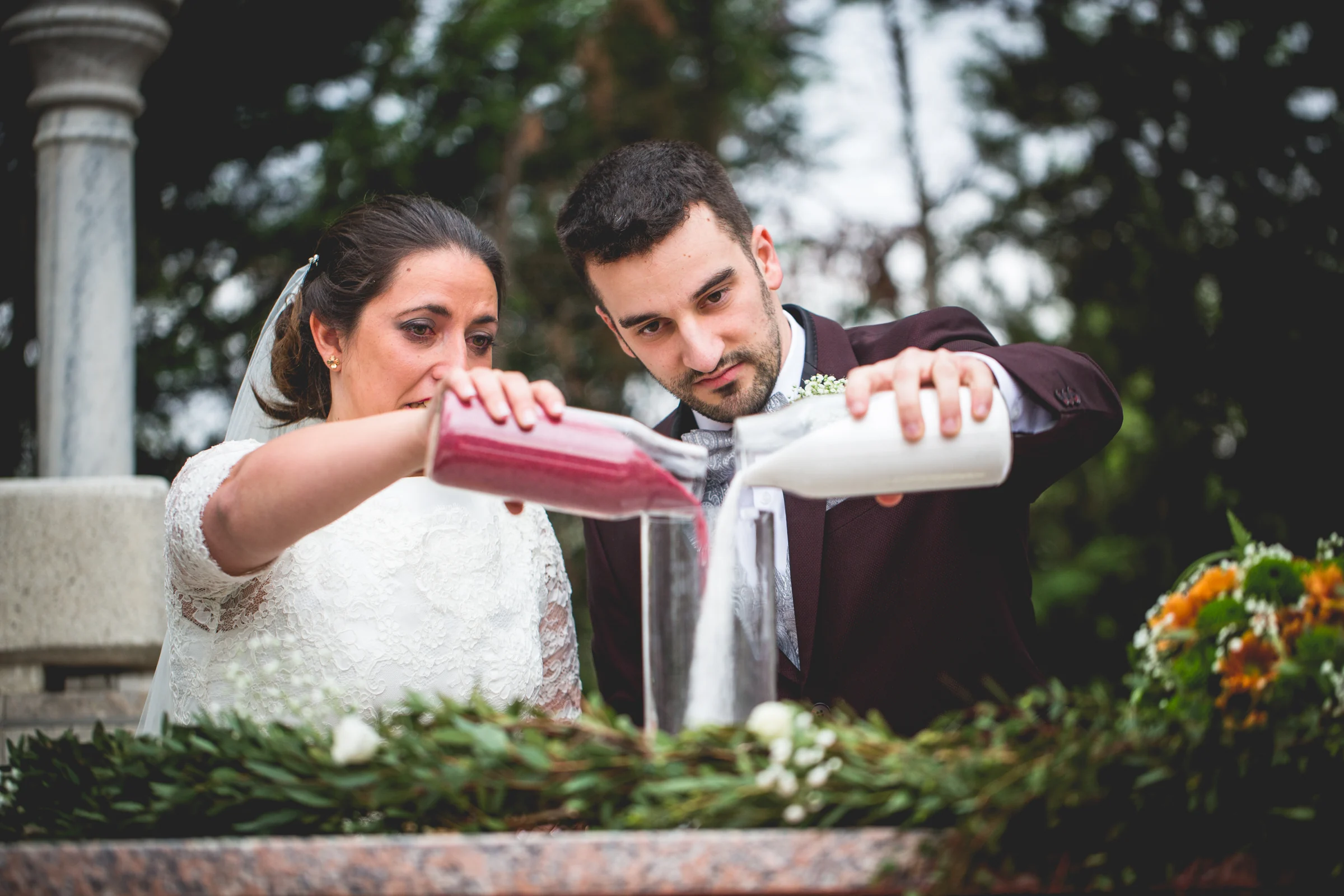 Novios realizando un ritual simbólico durante la ceremonia en una boda en Complejo La Cigüeña