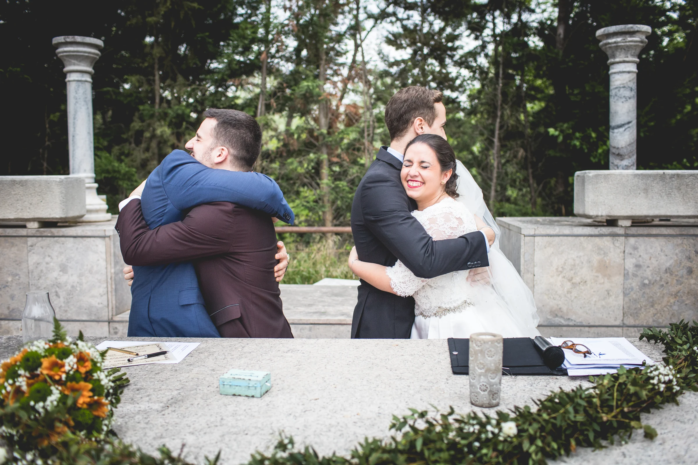 Abrazo entre familiares durante la ceremonia en una boda en Complejo La Cigüeña