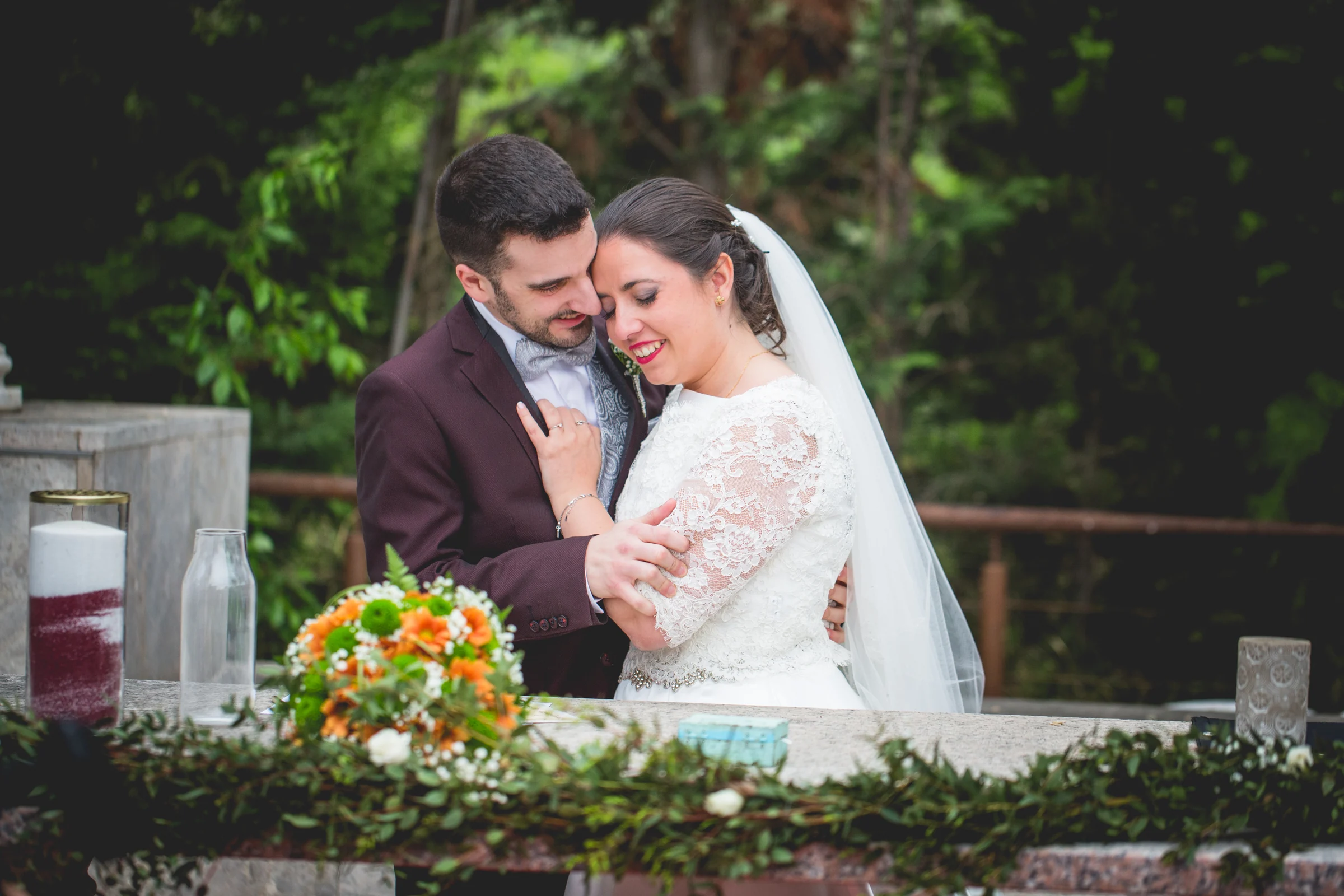 Novios abrazados durante la ceremonia en una boda en Complejo La Cigüeña