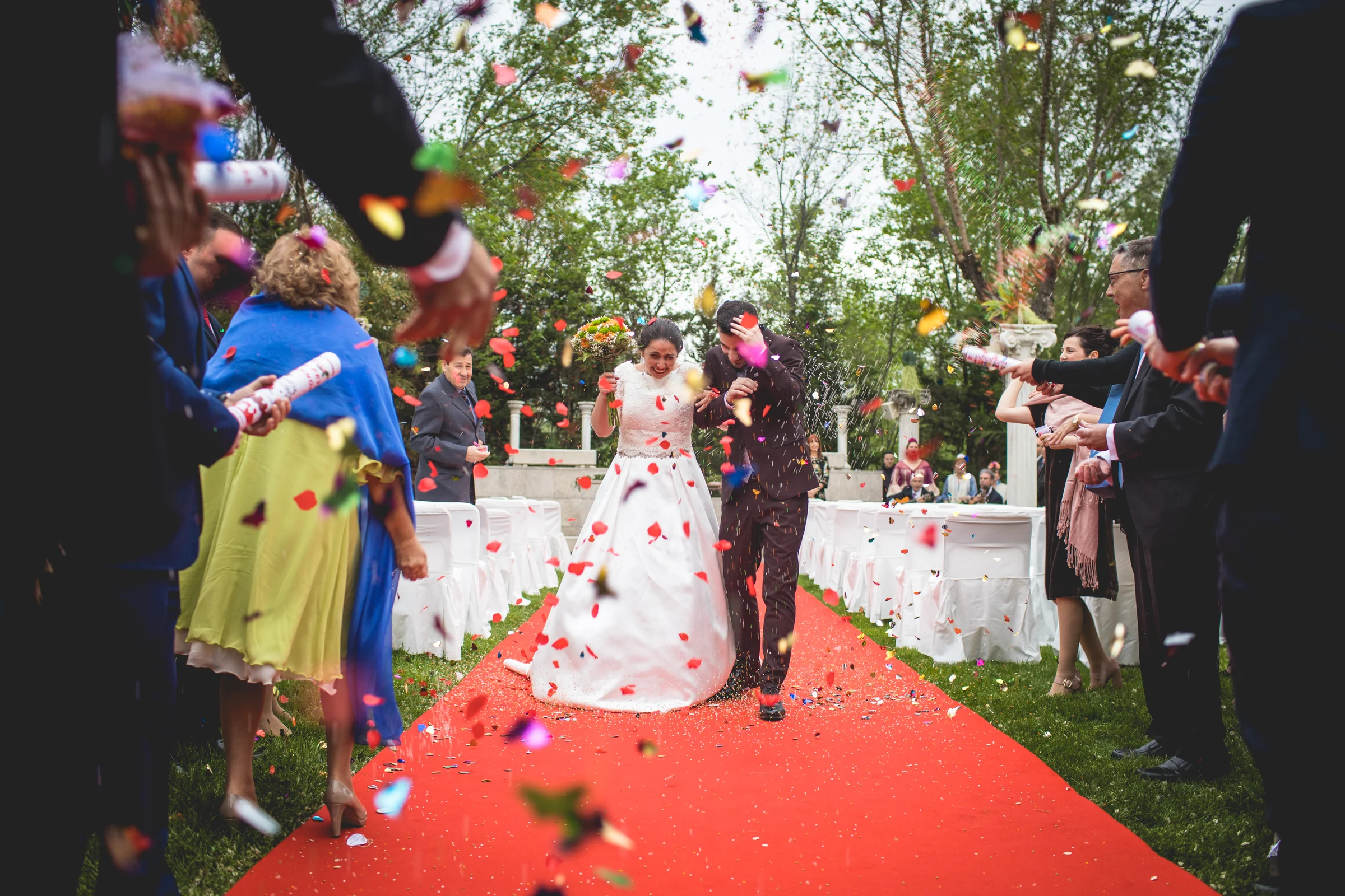 Salida de los novios con pétalos y confeti en una boda en Complejo La Cigüeña