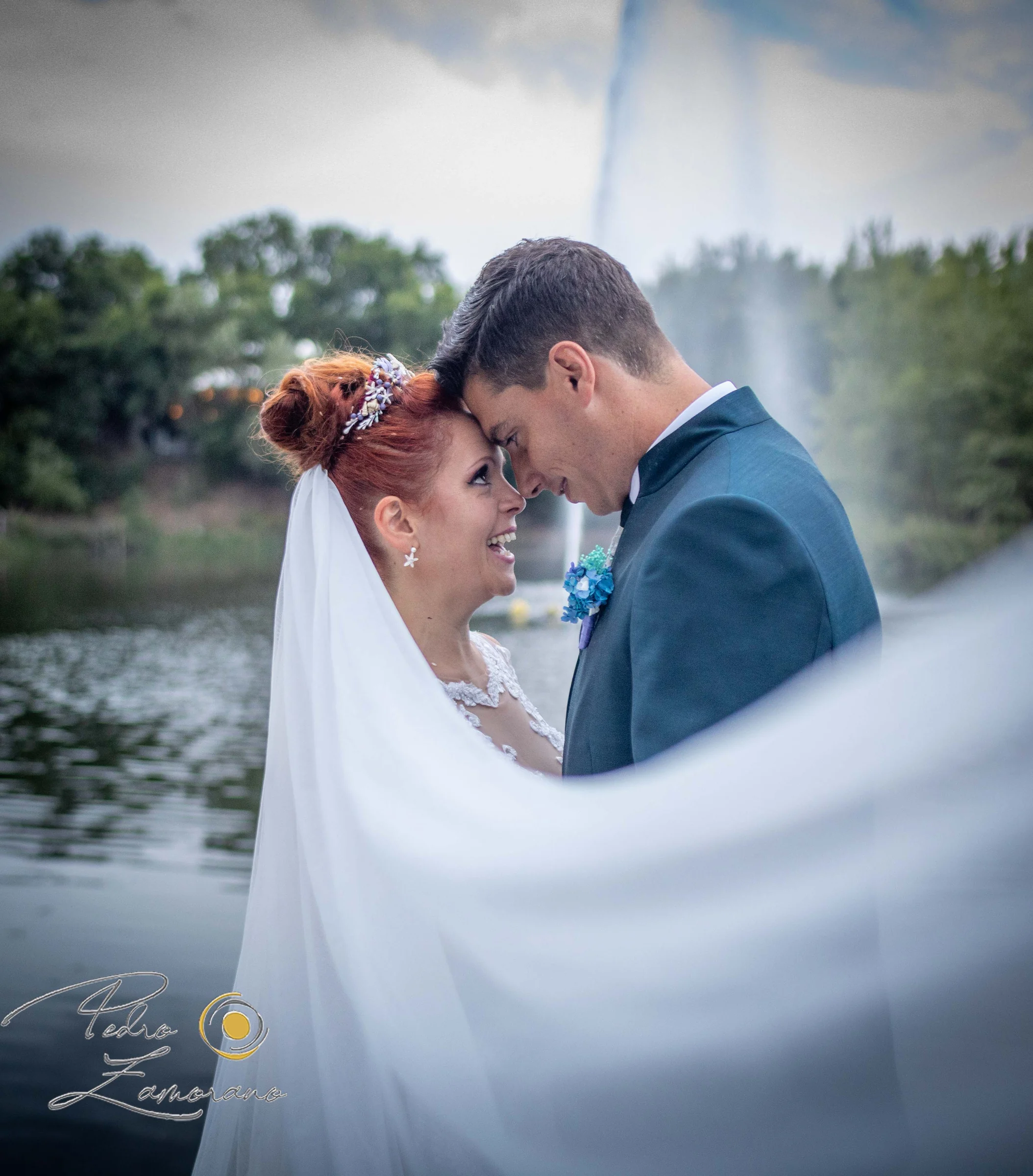 Retrato vertical de los novios junto al coche en una boda en Complejo La Cigüeña