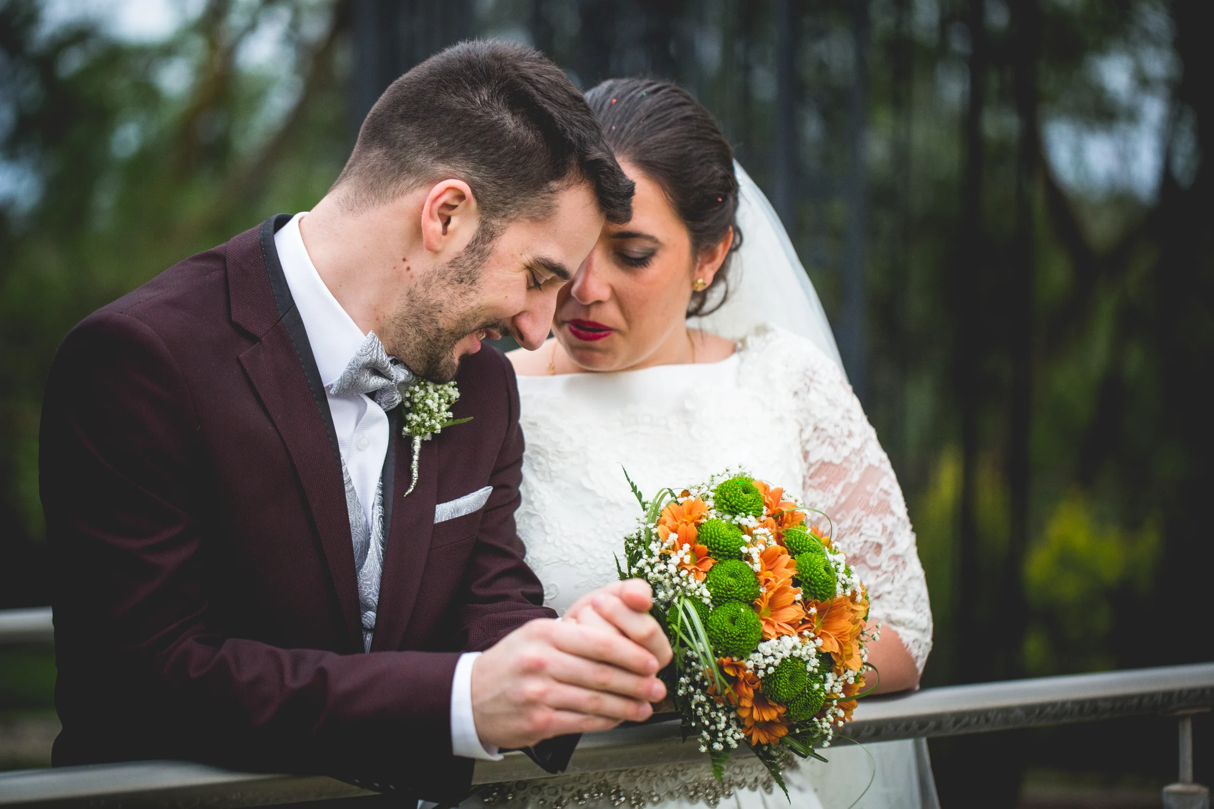 Retrato de los novios con el ramo en una boda en Complejo La Cigüeña