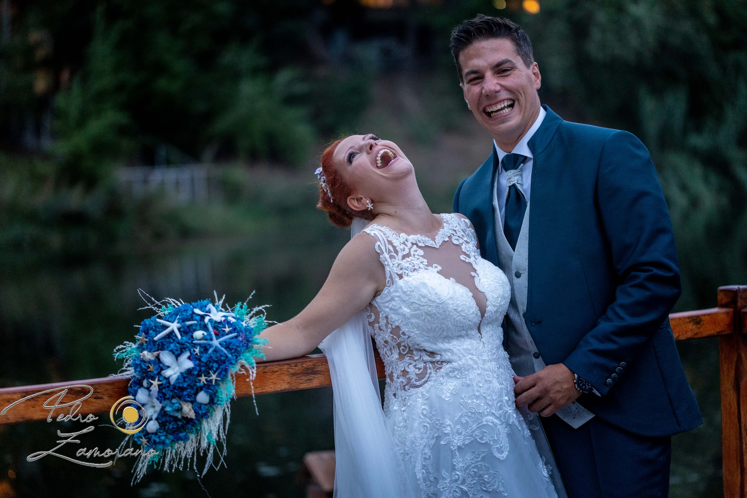 Novios riendo durante la sesión de pareja en una boda en Complejo La Cigüeña