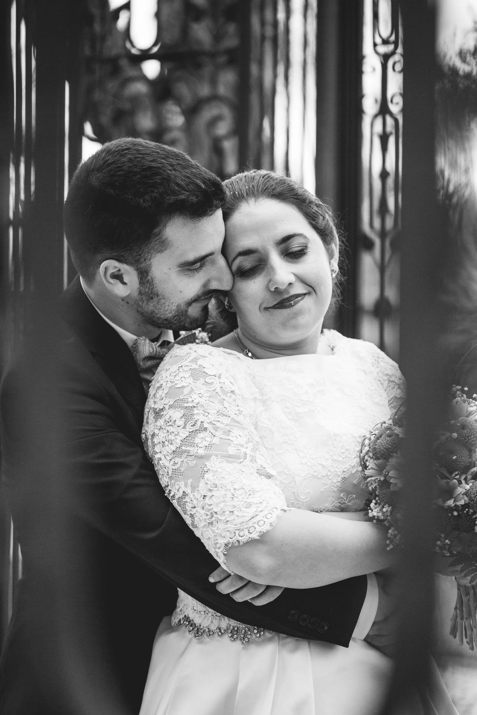 Abrazo íntimo de los novios en blanco y negro en una boda en Complejo La Cigüeña