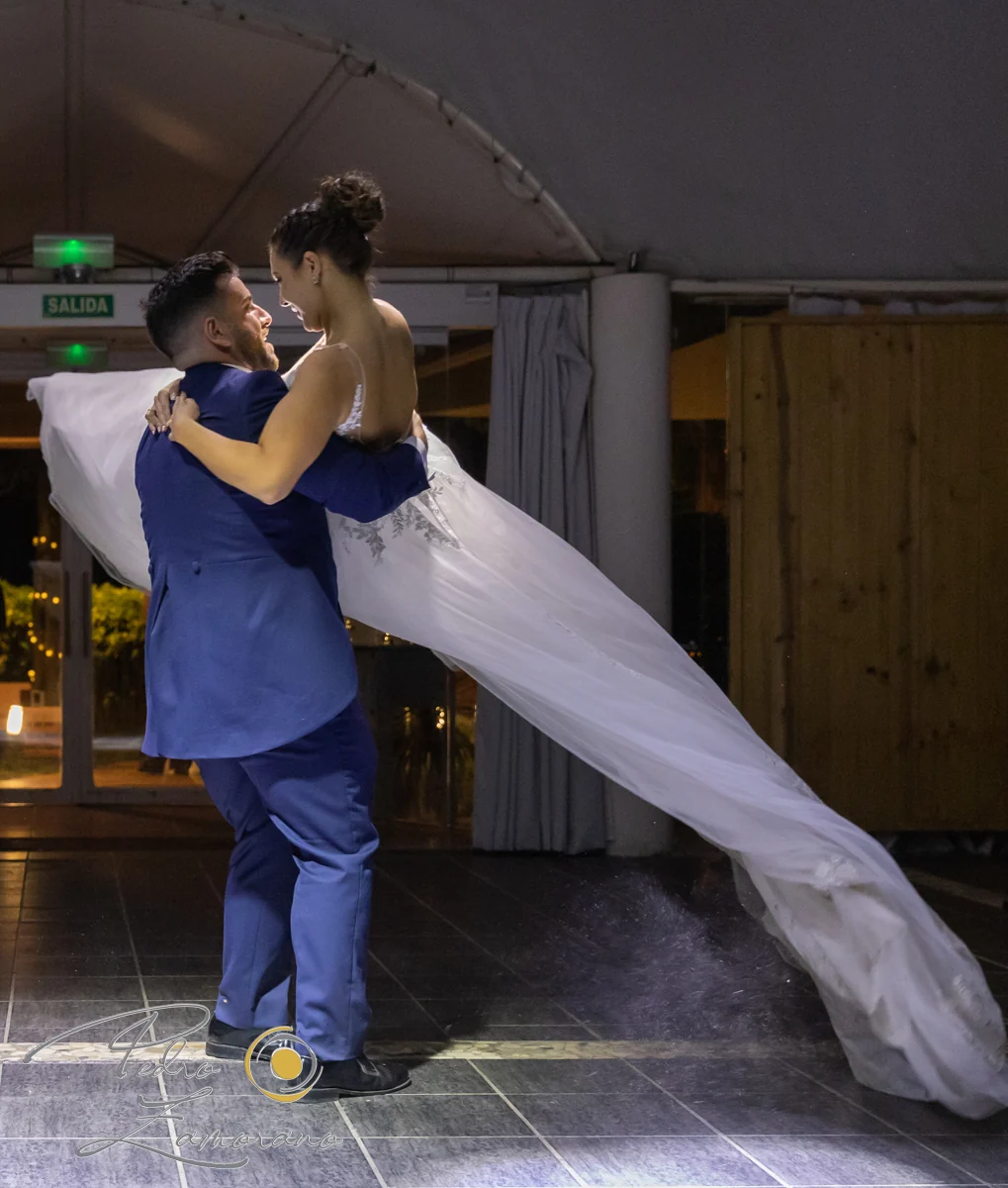 Novios bailando durante el primer baile en una boda en Complejo La Cigüeña