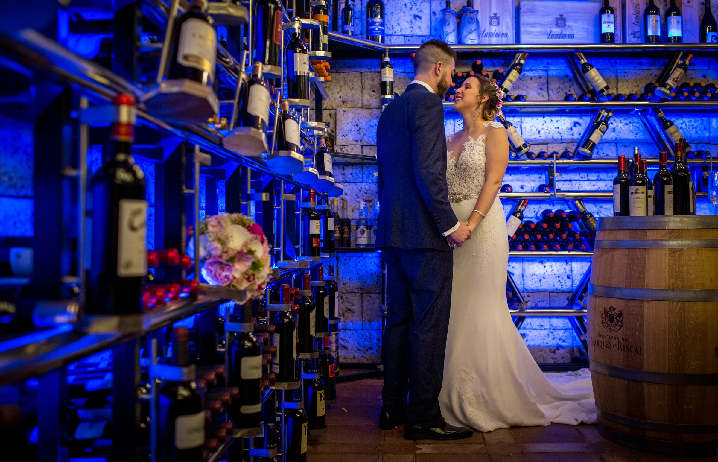 Novios en un espacio interior con iluminación azul en una boda en Complejo La Cigüeña