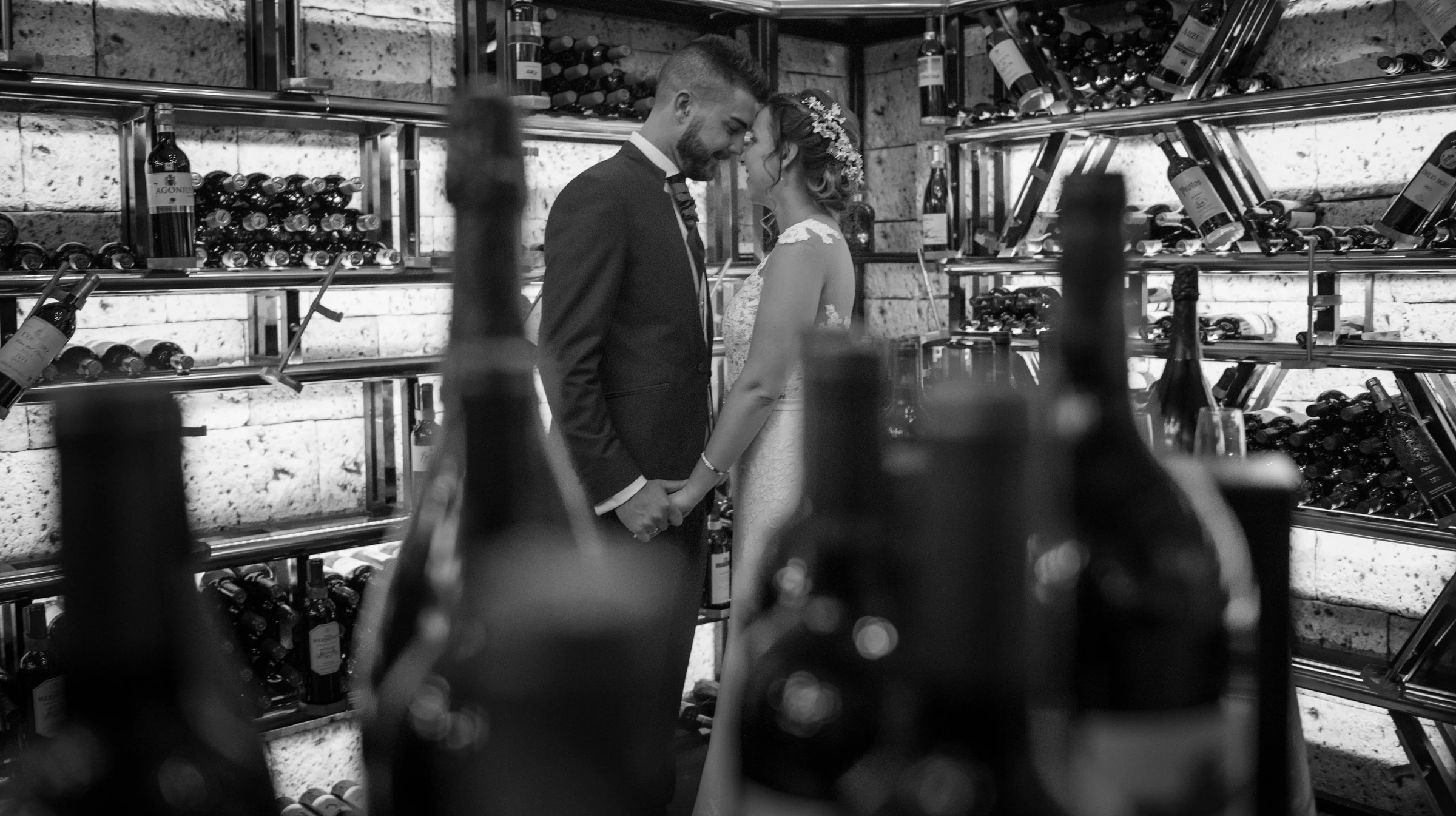 Novios reflejados en un espacio interior en blanco y negro en una boda en Complejo La Cigüeña