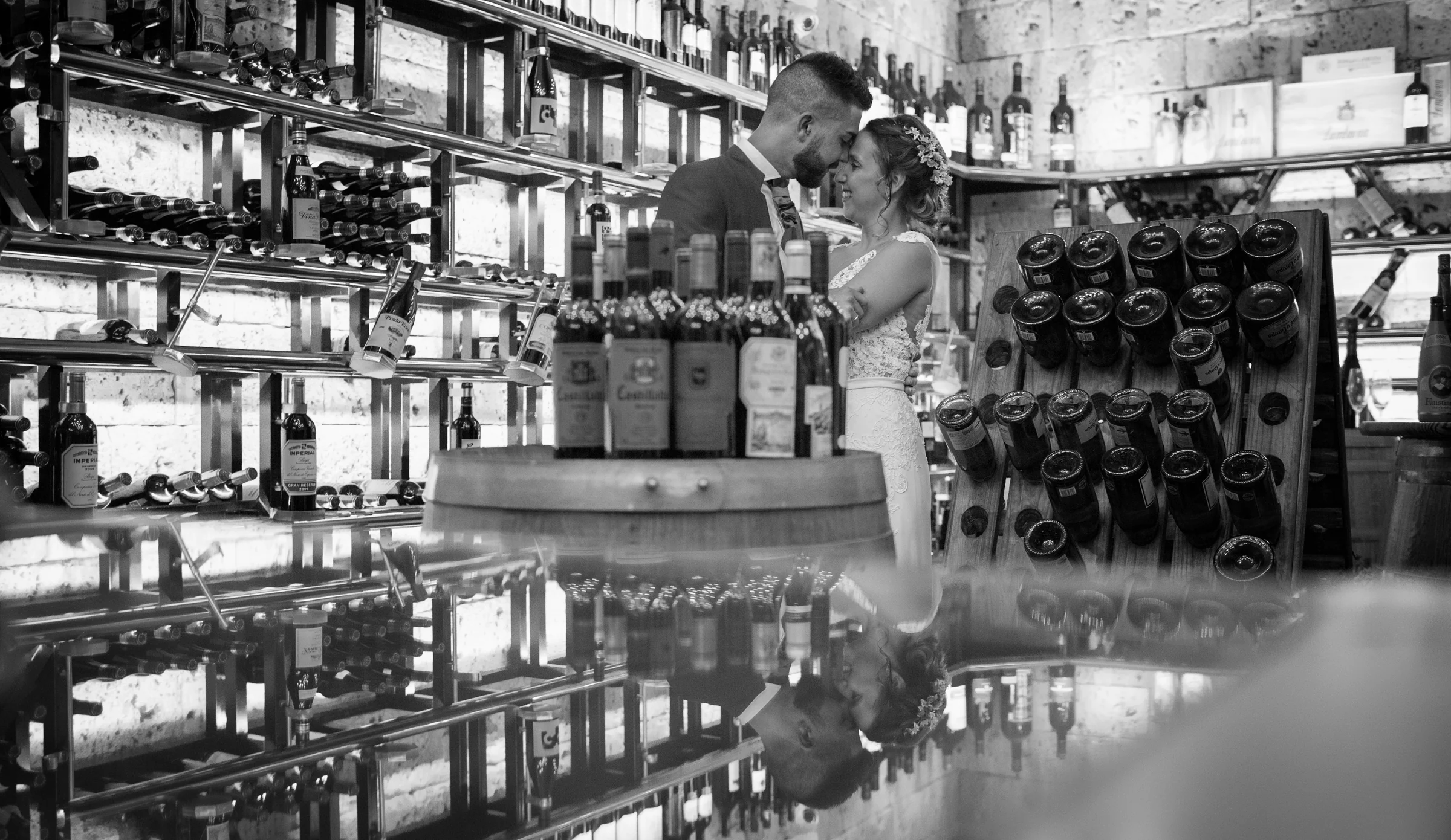 Detalle arquitectónico del espacio interior en blanco y negro en una boda en Complejo La Cigüeña