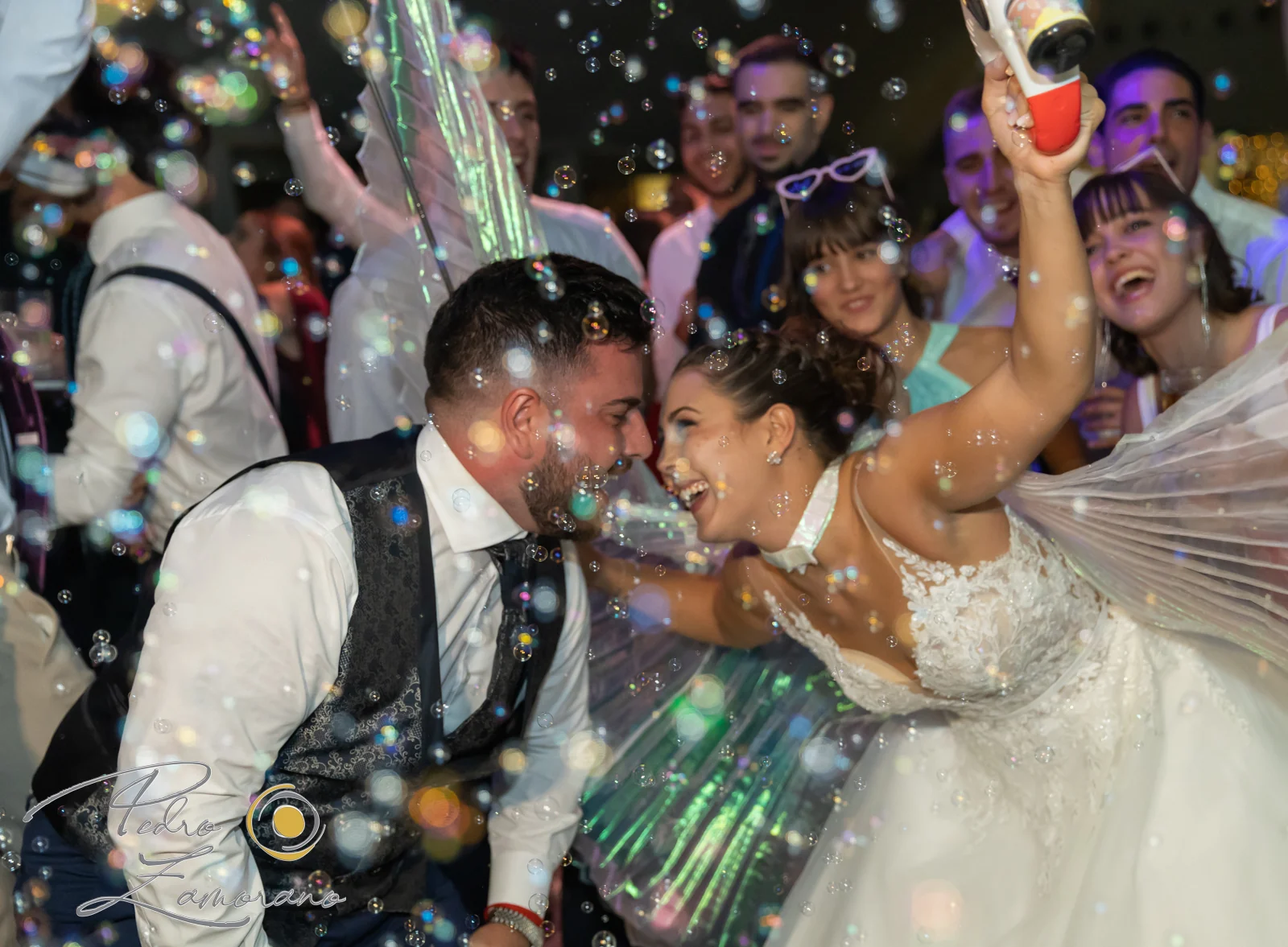 Invitados celebrando con los novios durante la fiesta en una boda en Complejo La Cigüeña