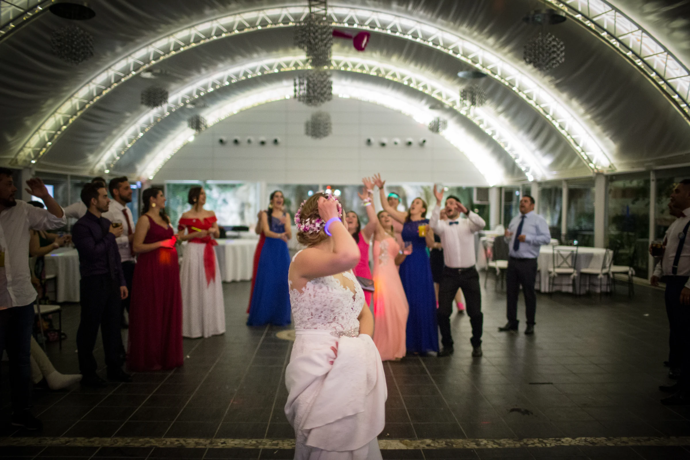 Celebración en salón con invitados en una boda en Complejo La Cigüeña
