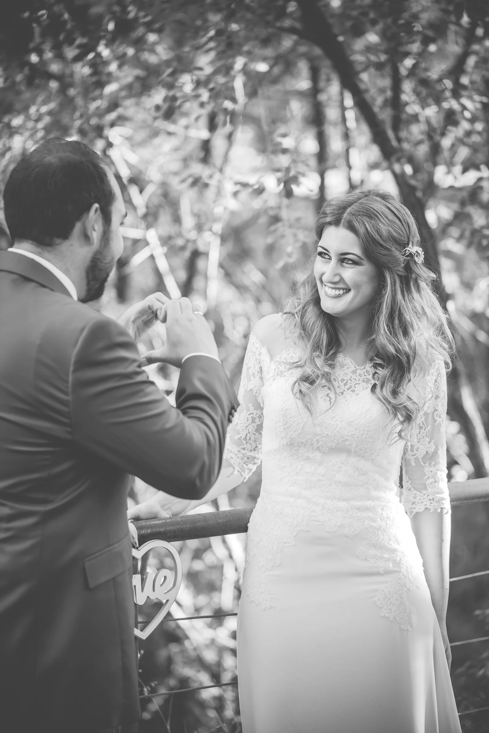 Retrato de la novia en blanco y negro durante la celebración en una boda en Complejo La Cigüeña