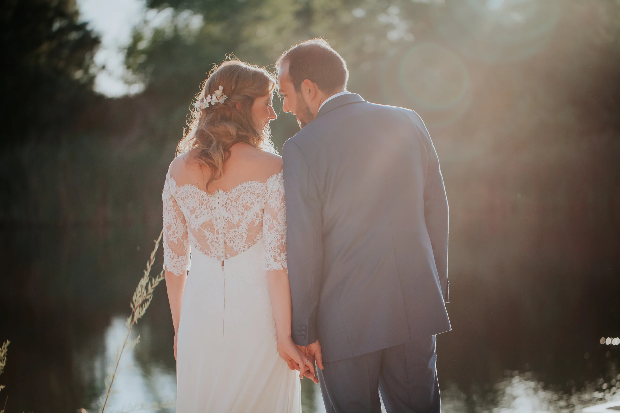 Retrato de los novios al atardecer en una boda en Complejo La Cigüeña