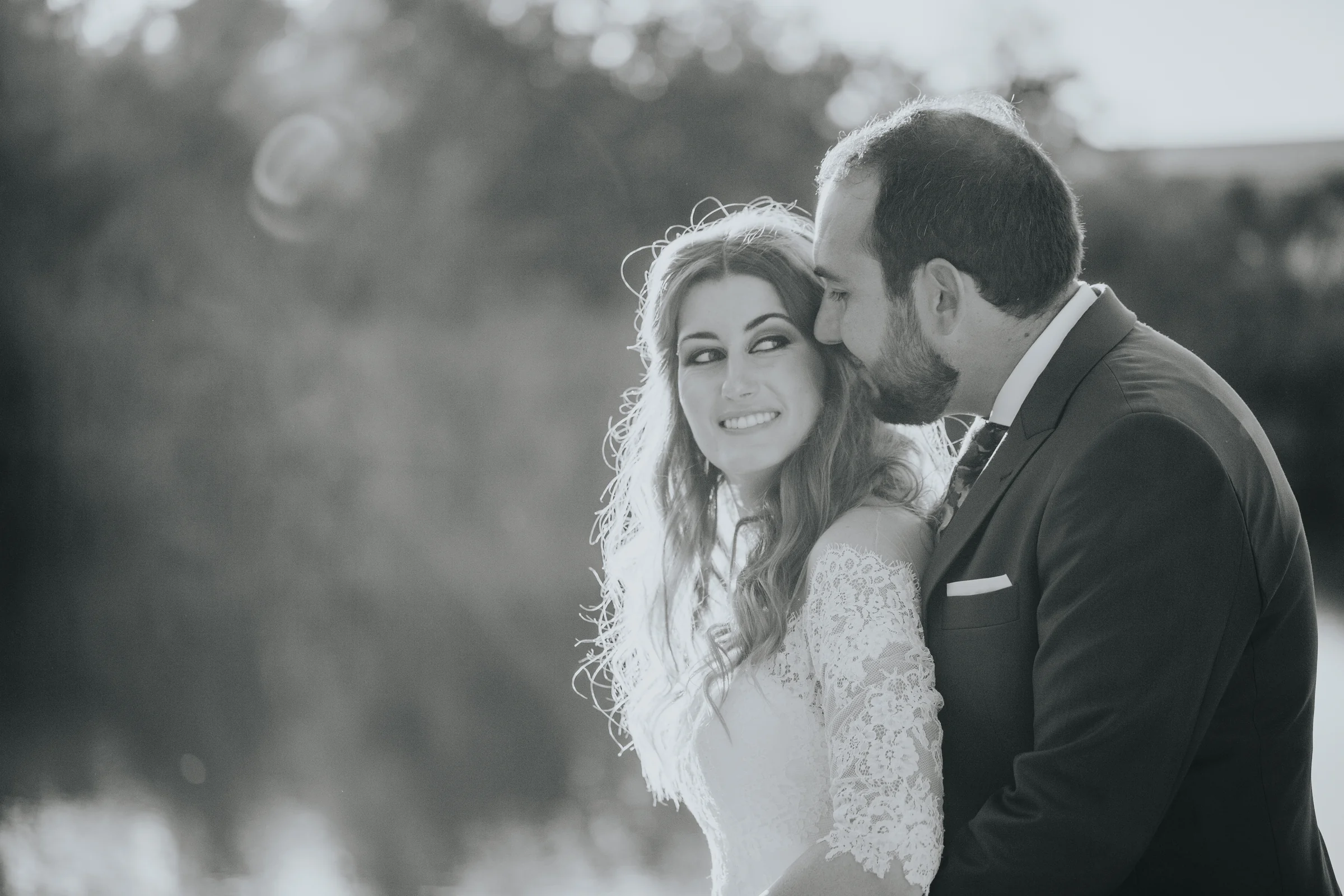 Retrato en blanco y negro de los novios en una boda en Complejo La Cigüeña