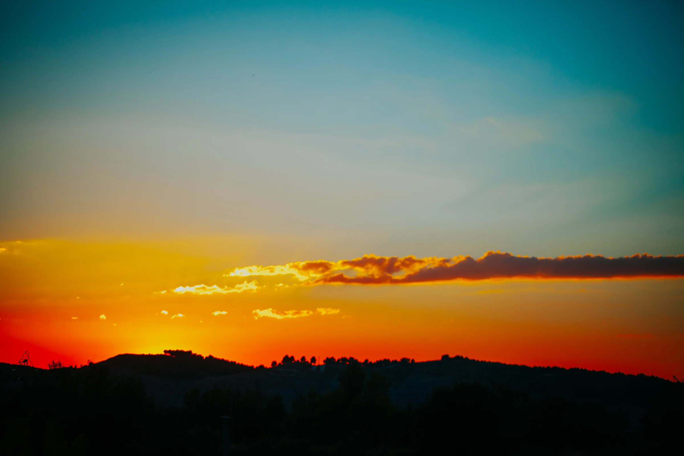 Puesta de sol sobre el paisaje de la finca en una boda en Complejo La Cigüeña